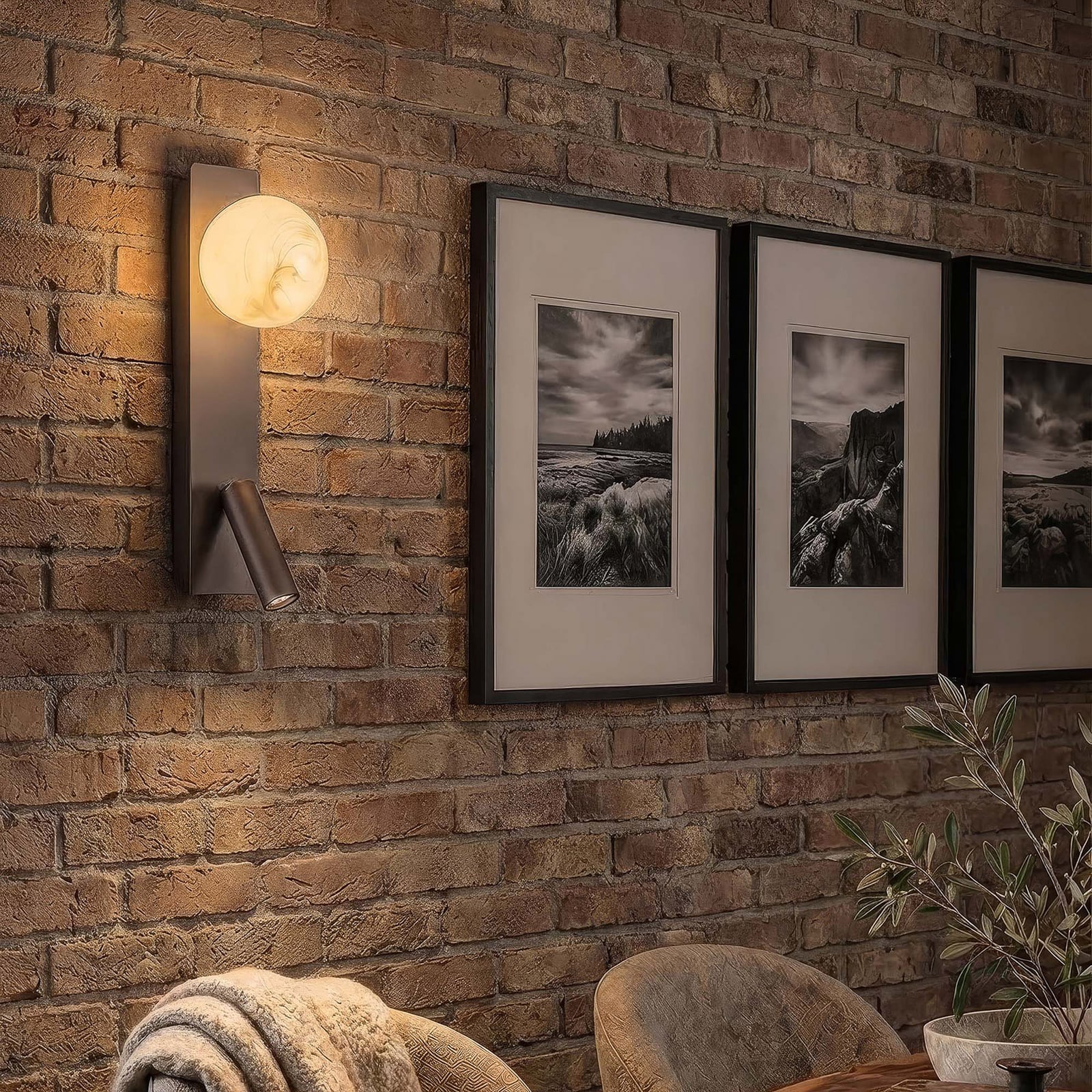 Wandleuchte Carrara mit Glaskugel und LED-Leselampe, braun Wandleuchte Carrara mit Glaskugel und LED-Leselampe, braun