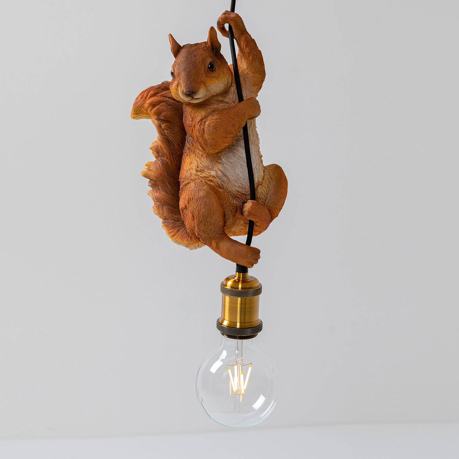 Lampa wisząca Kare Squirrel z modelem wiewiórki