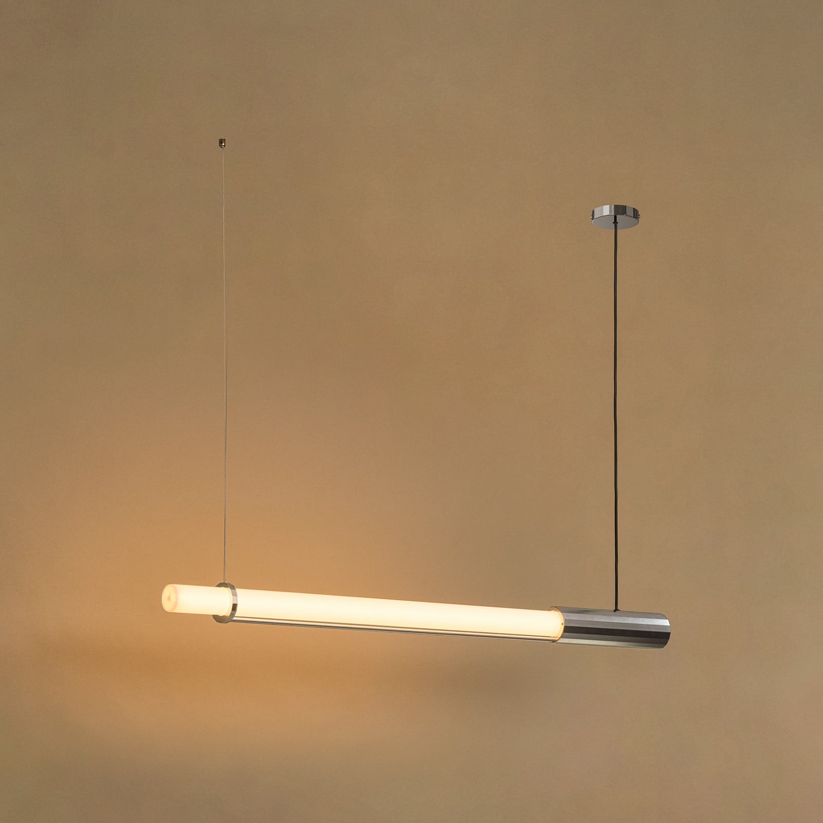 In Fine LED-hengelampe, s&oslash;lv, lengde 105 cm &ndash; DCW - Design - Aluminium