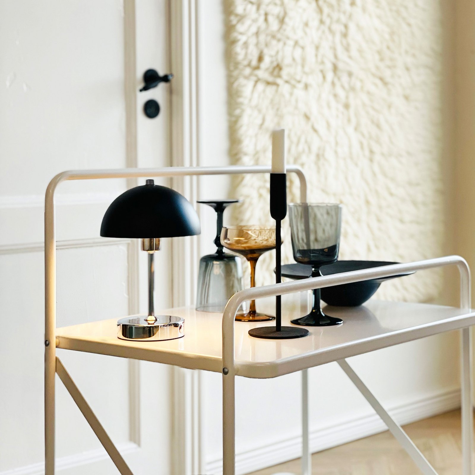 Candeeiro de mesa LED recarregável Dyberg Larsen Malmö, altura 23 cm, metal