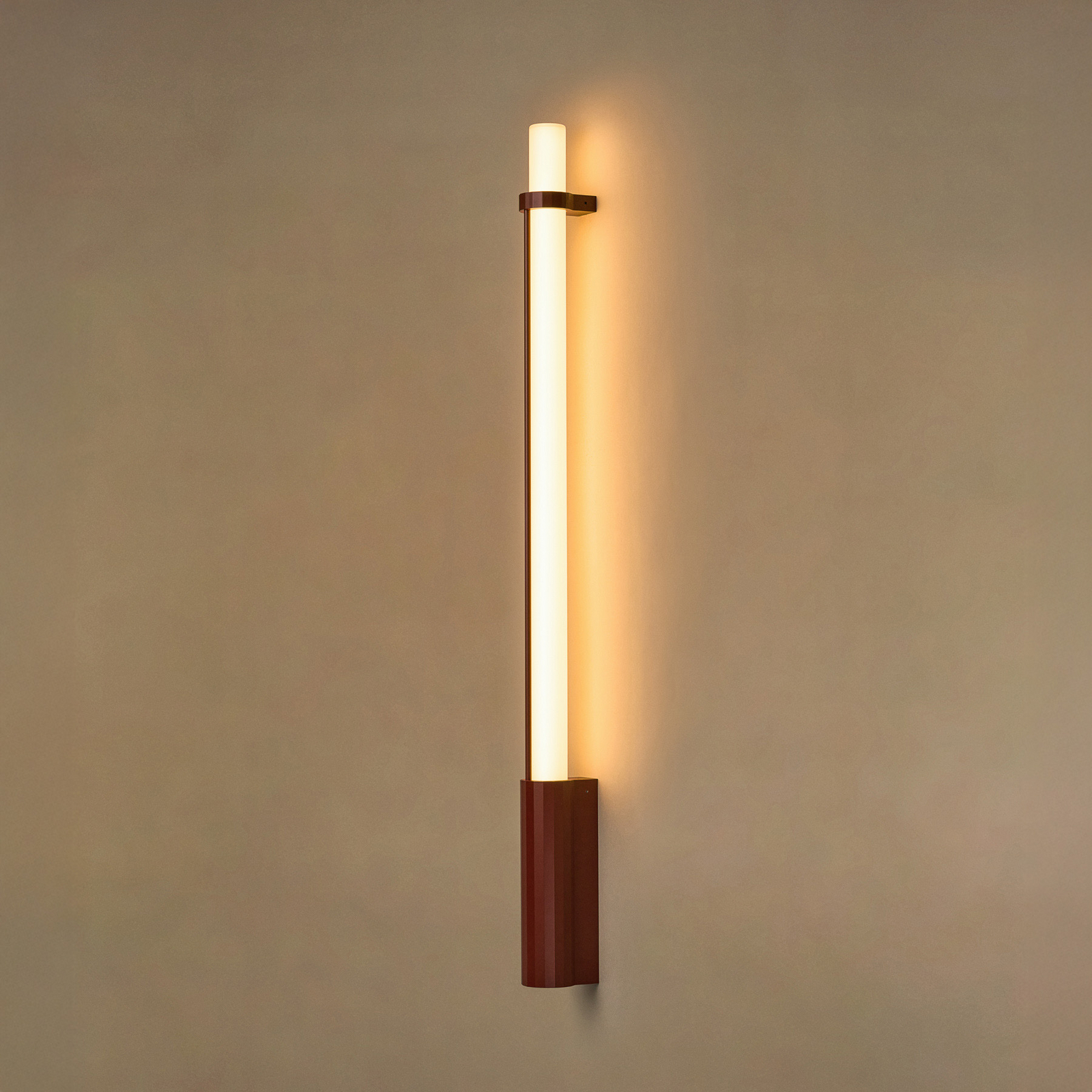 Applique murale LED « In Fine », rouge, hauteur 105 cm, IP65 - DCW Applique murale LED « In Fine », rouge, hauteur 105 cm, IP65 - DCW