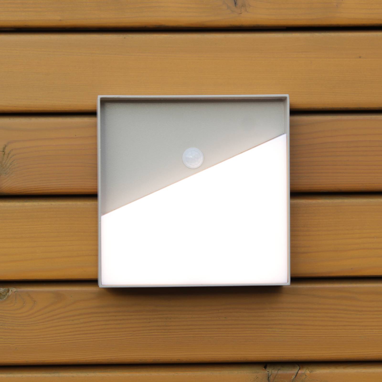Meg LED genopladelig væglampe sandfarvet 15 x 15 cm sensor