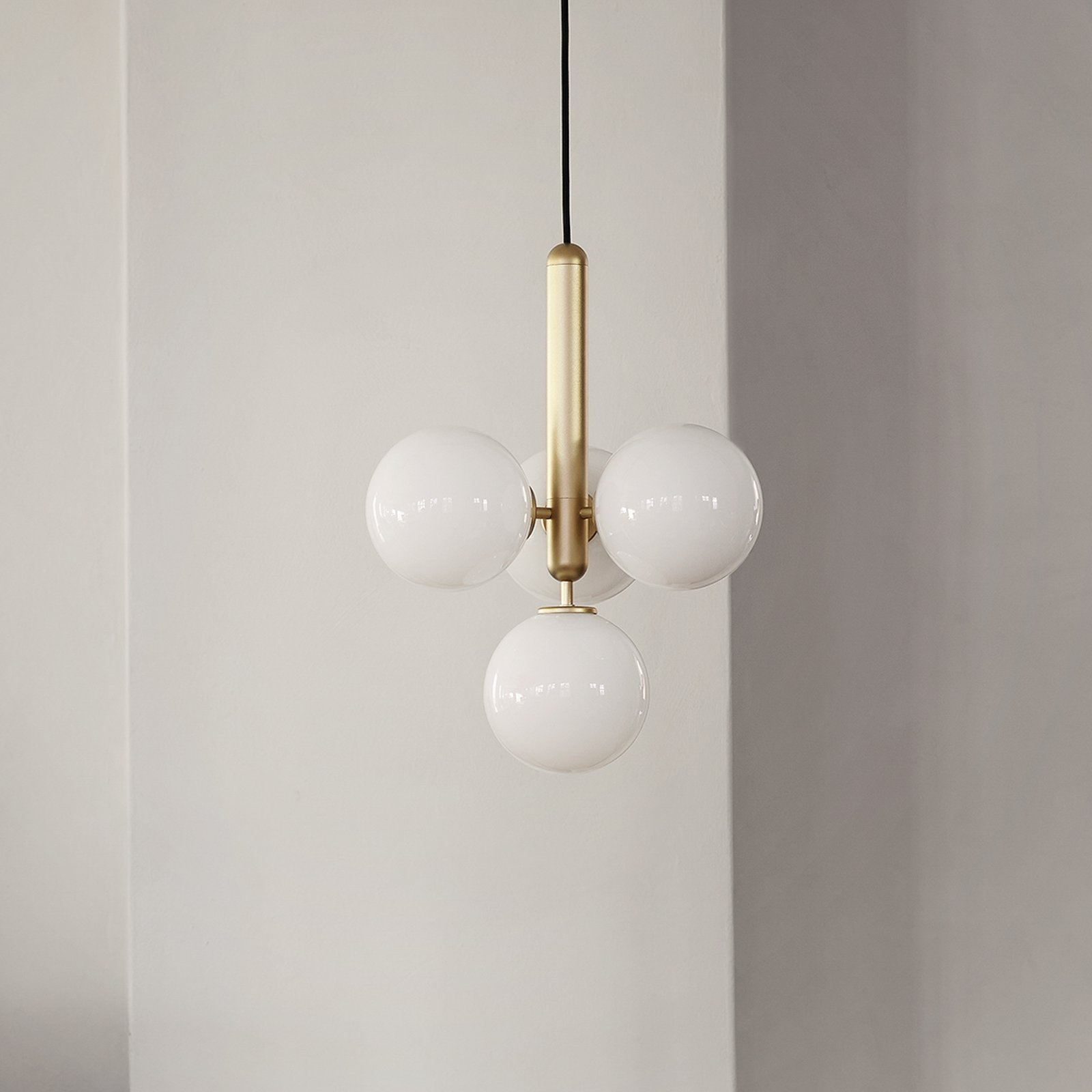 Miira 4 Ljuskrona Brass/Opal White - Nuura