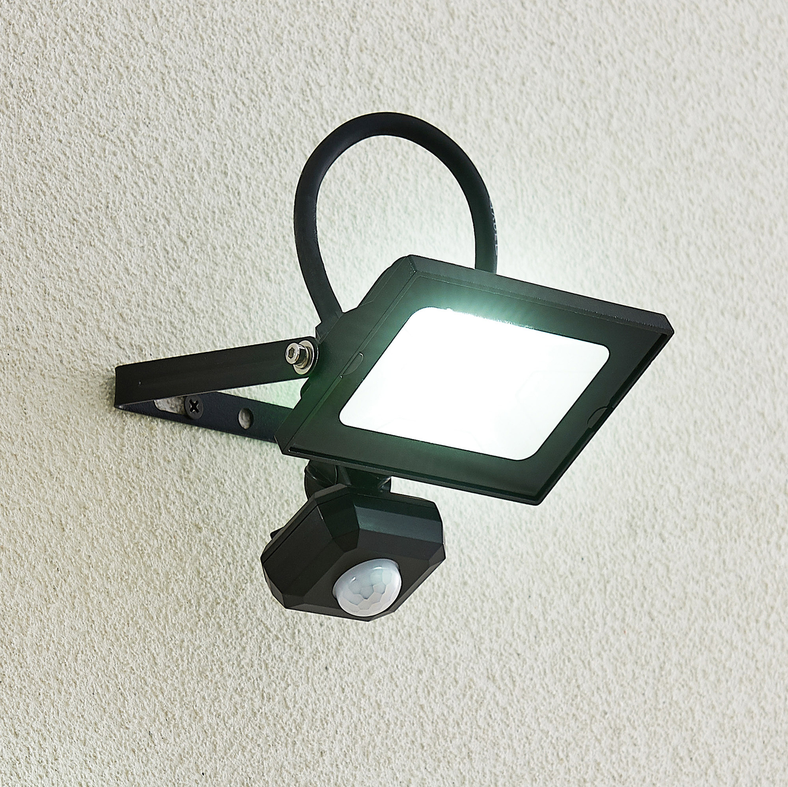 Lindby Aine LED venkovní spot černý 12,3 cm senzor