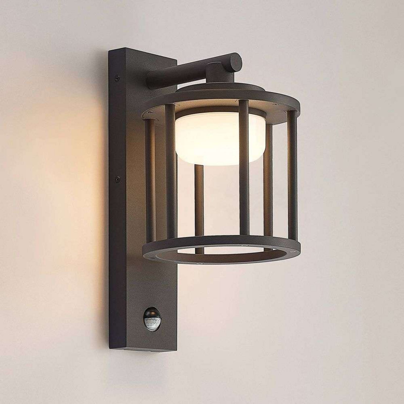 Berenike Utomhus Vägglampa w/Sensor Dark Grey - Lucande