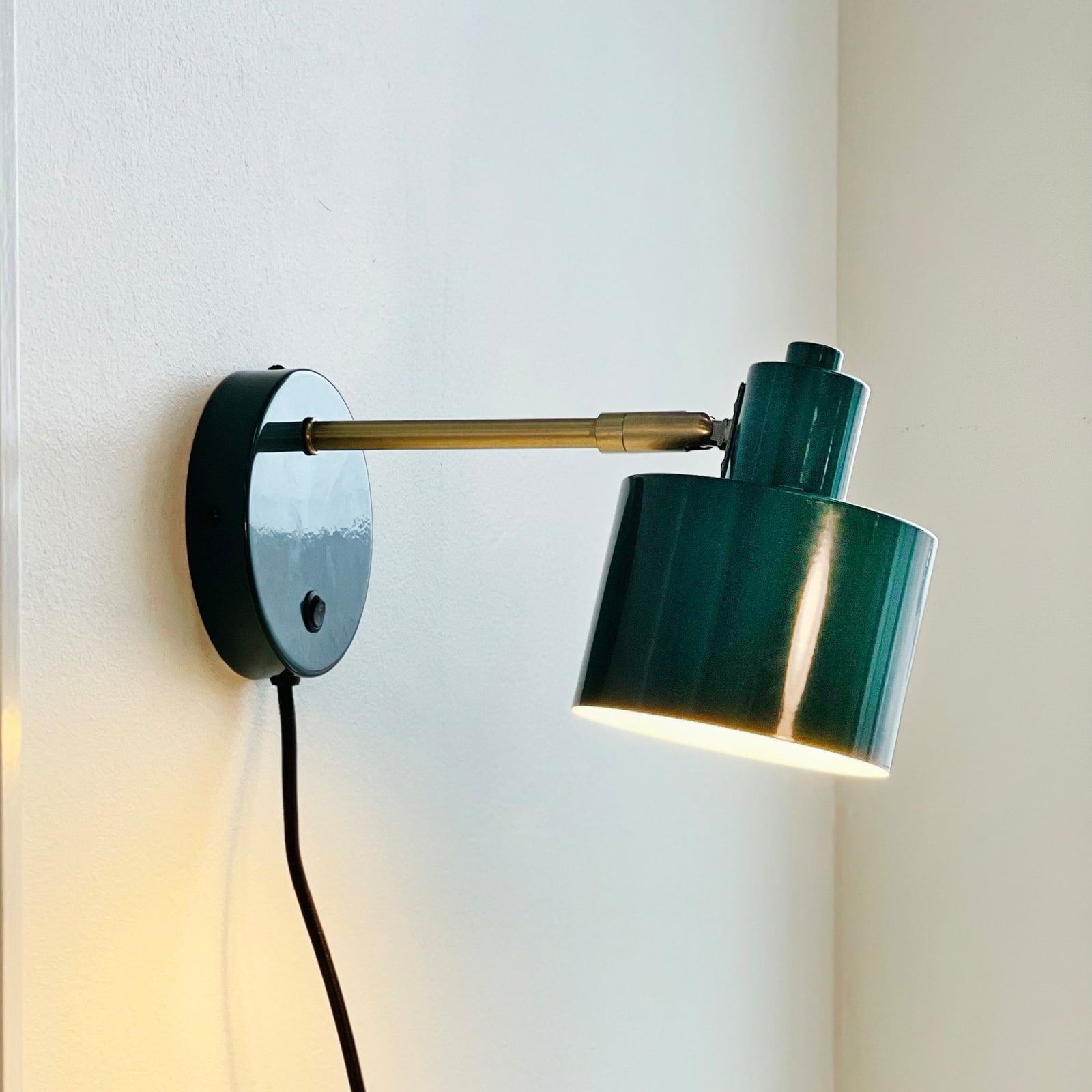 Dyberg Larsen vegglampe Ocean, mørkegrønn, utstikk 30 cm