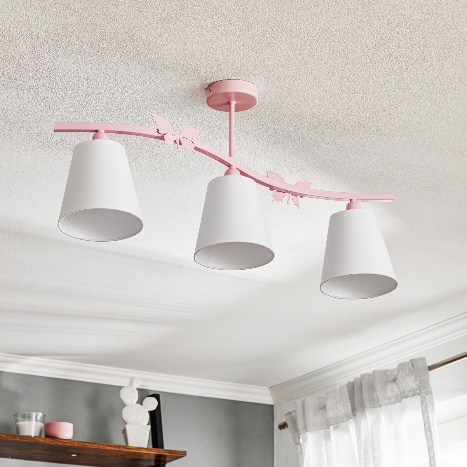 Plafondlamp Alice, roze, drie witte stoffen kappen