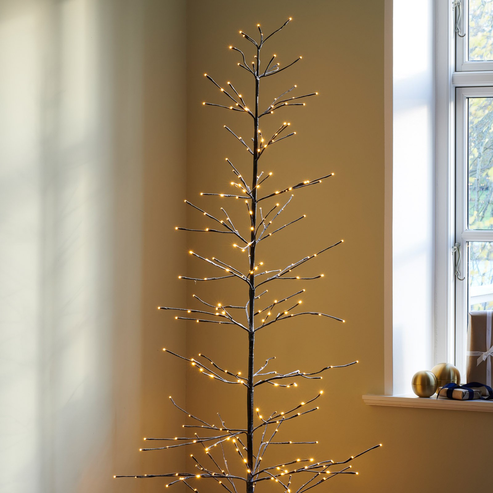 LED strom Isaac výška 210 cm hnedý biely zasnežený