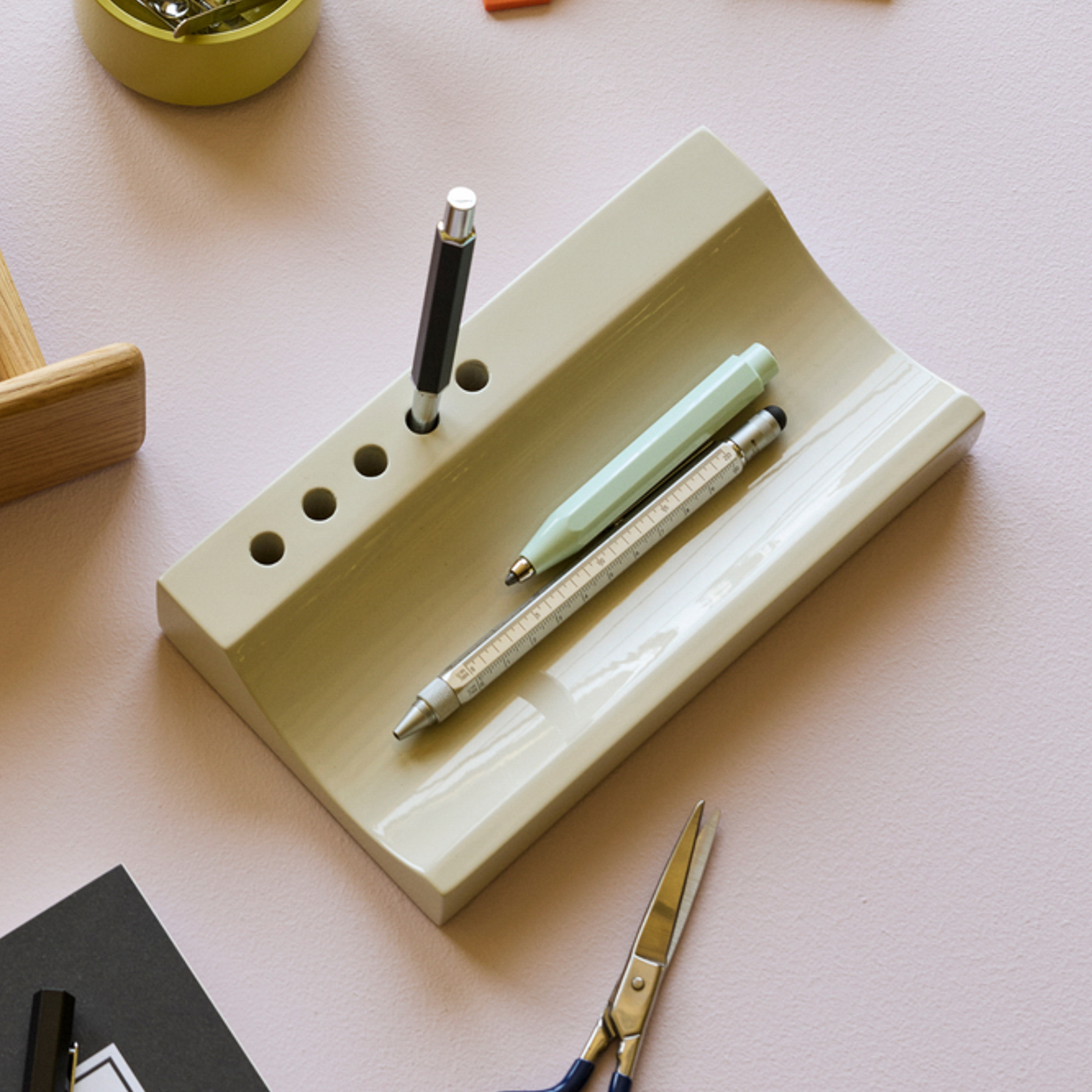 Organizador de escritorio Kanso, gris claro, 22 cm de largo - Hübsch