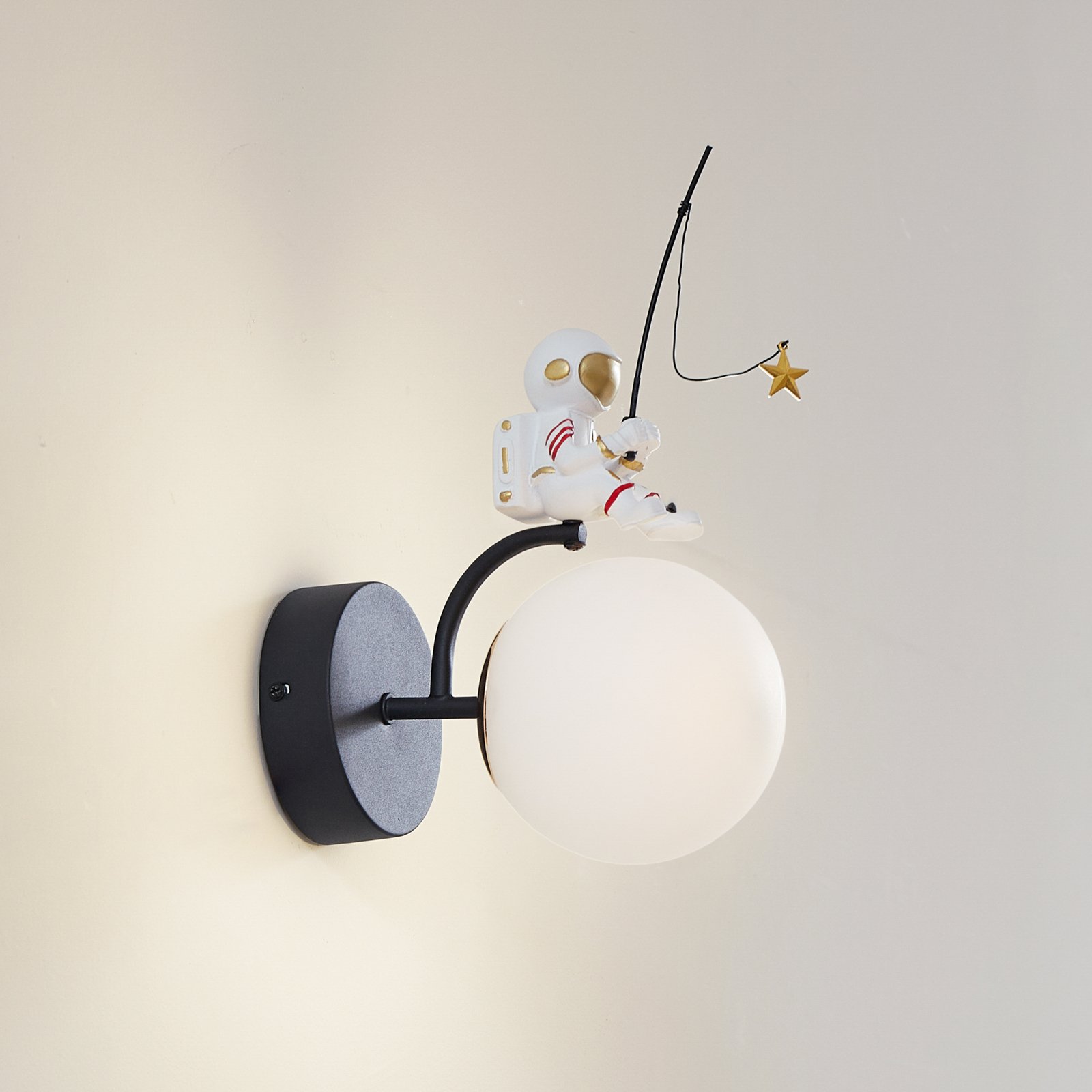 Lindby Kosmo wall light, plastic, astronaut, 30 cm high