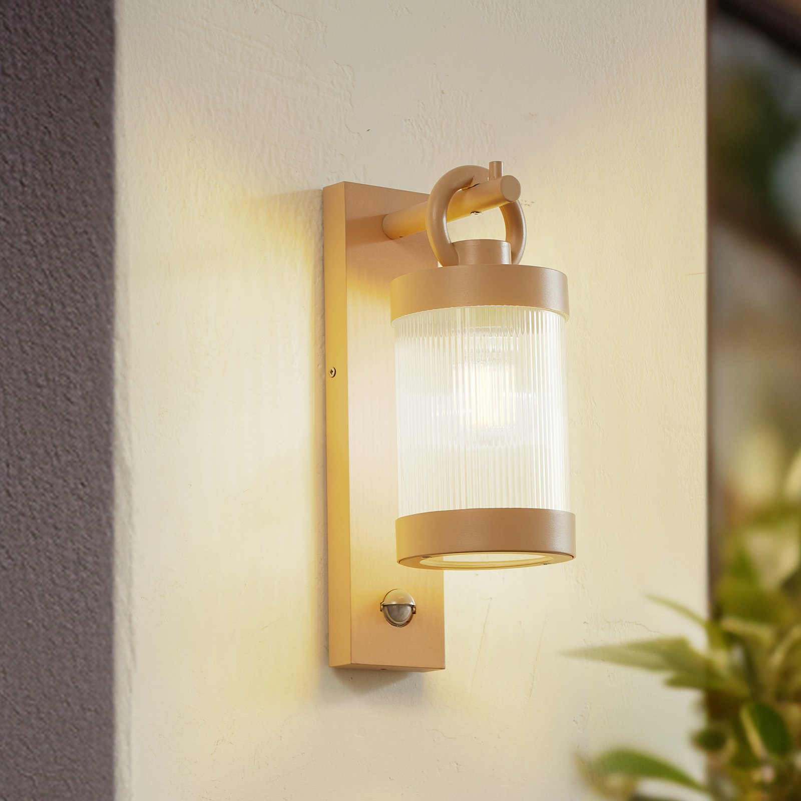 Lindby utomhusvägglampa Yrene, 20 cm, beige, sensor, ripple