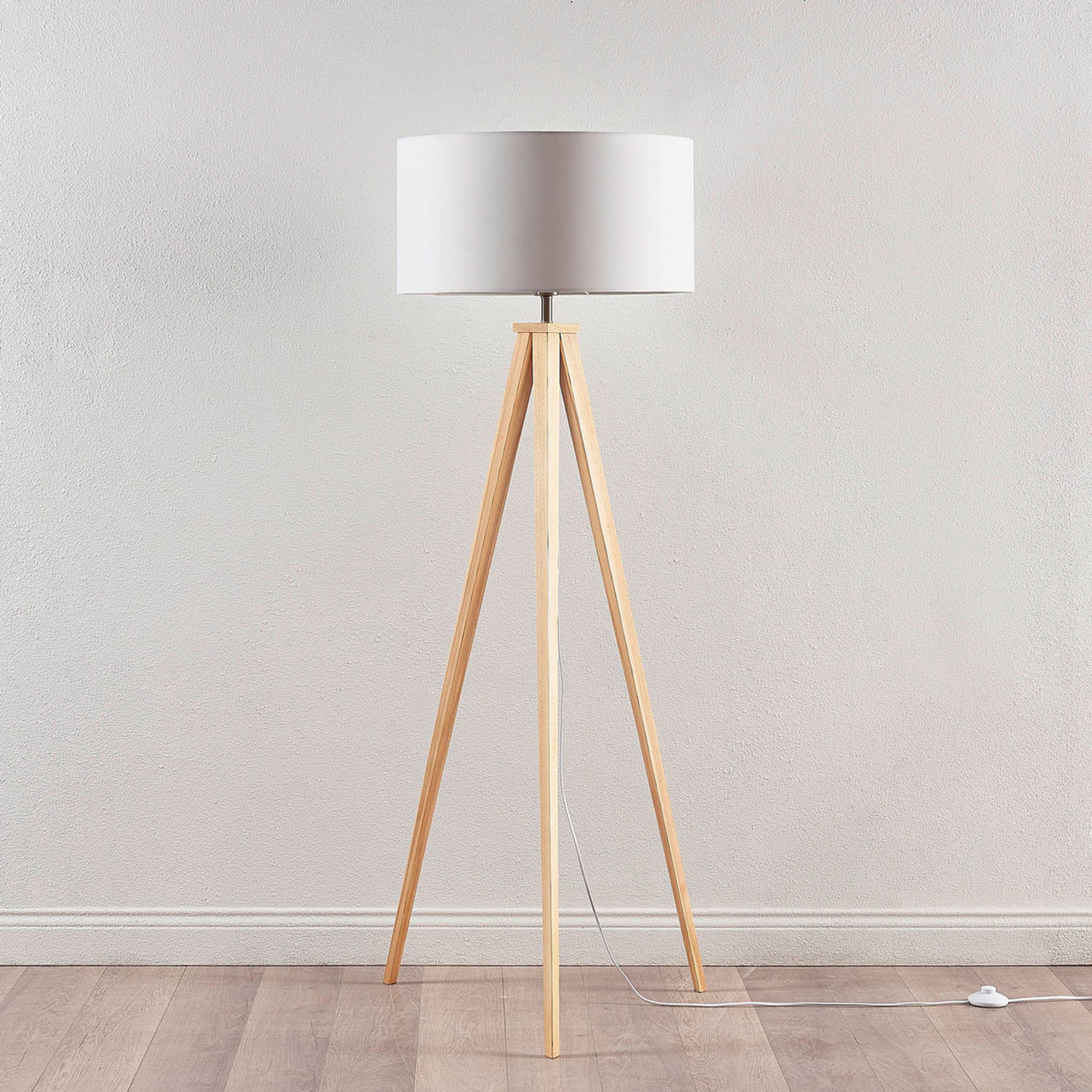 Gulvlampe Mya med tre bein i tre med hvit skjerm Gulvlampe Mya med tre bein i tre med hvit skjerm