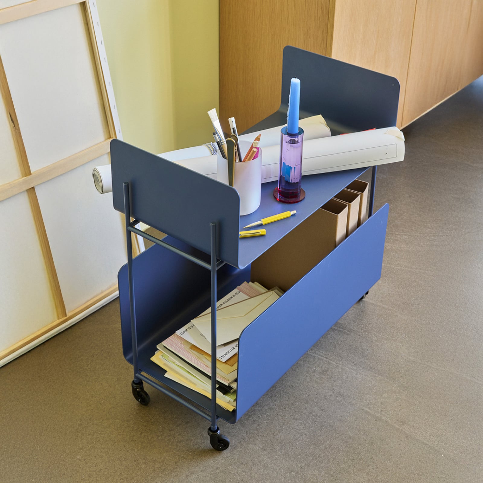 Carrello da portata Ays blu scuro, altezza 66 cm - Hübsch