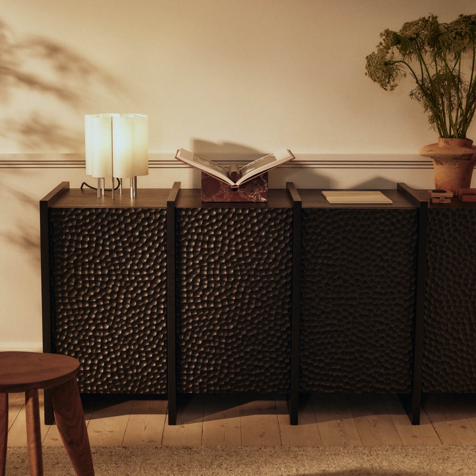 Stojan na knihy Tvara, červený mramor, 22 x 22 cm – ferm LIVING