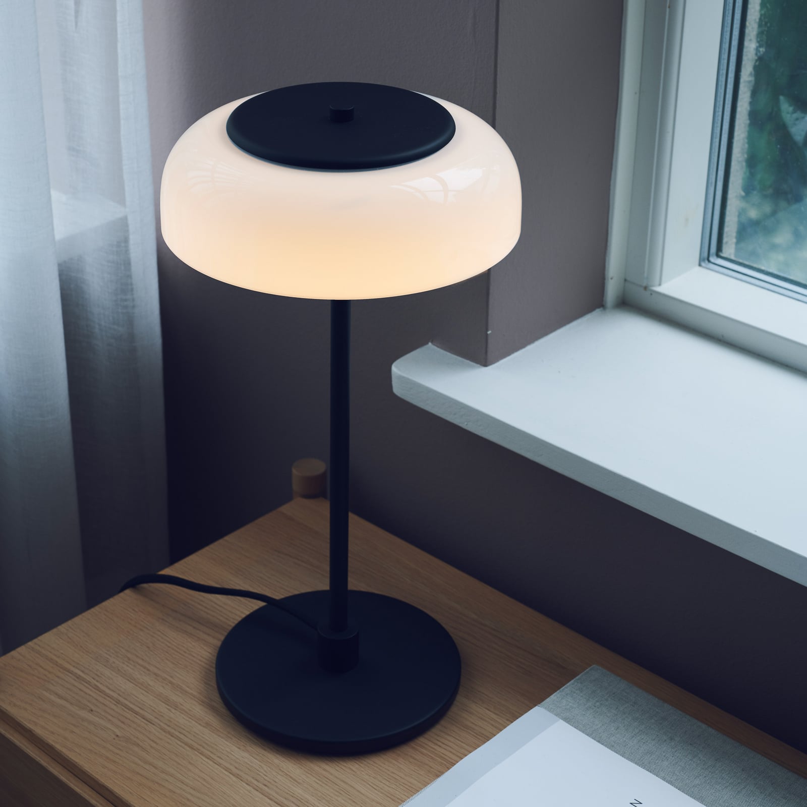 Nuura LED-laualamp Blossi, kõrgus 43 cm, must/opaalklaas