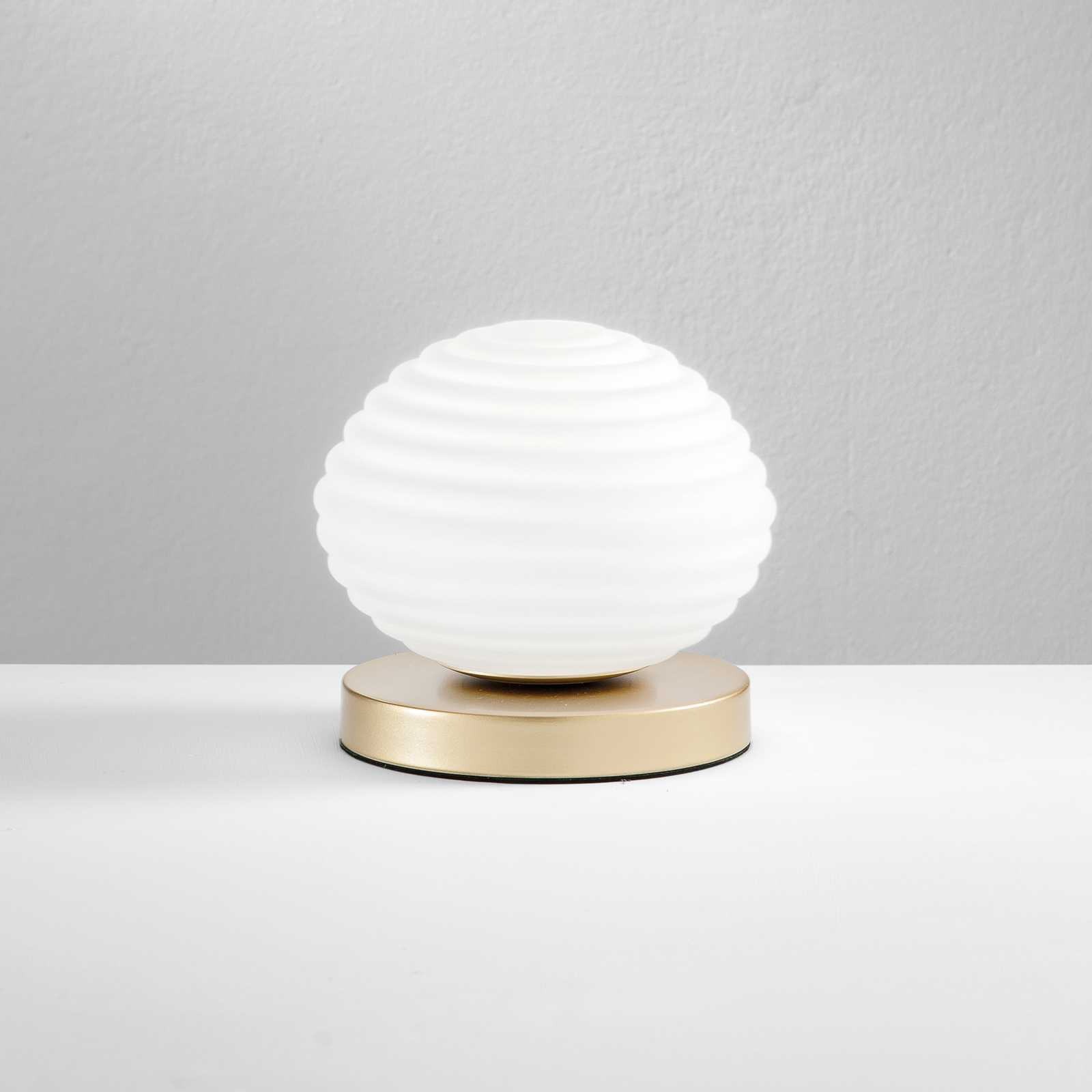 Ripple table lamp, gold/opal, Ø 18 cm