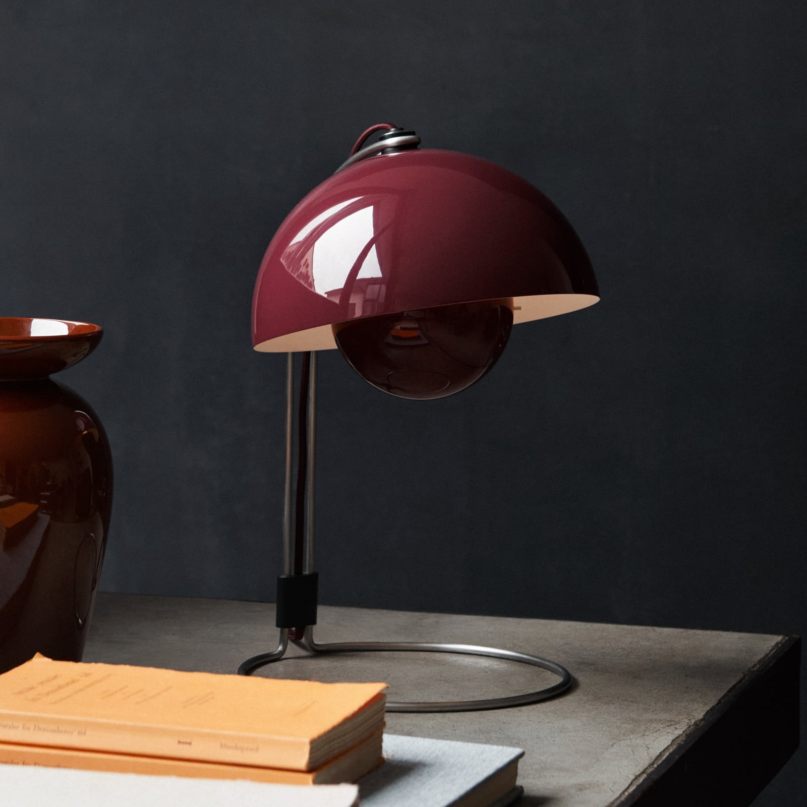 Flowerpot VP4 bordlampe, mørkerød, 36 cm – &TRADITION - Stue - Design - Metall - Med skjerm