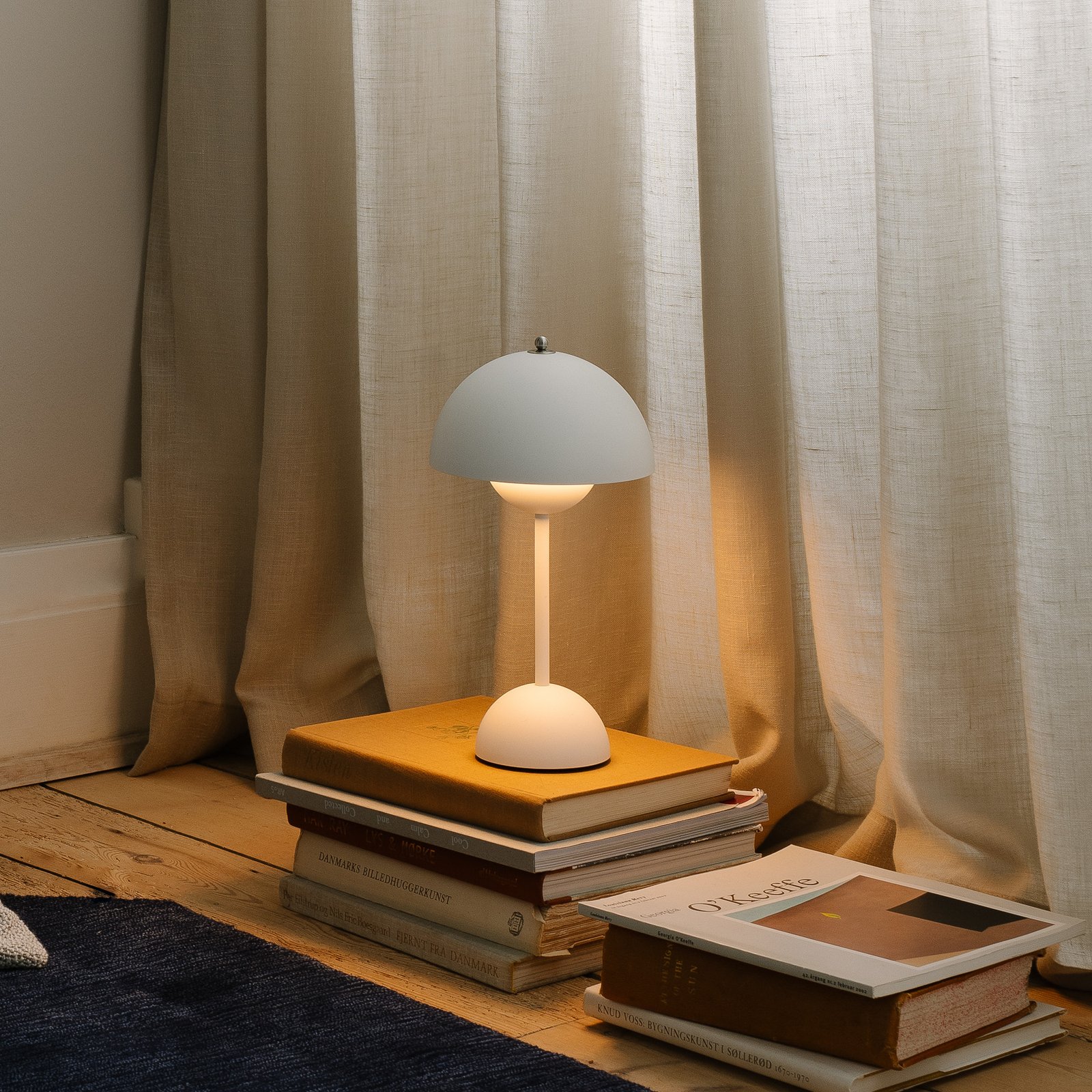 &Tradition LED-uppladdningsbar bordslampa Flowerpot VP9, matt vit