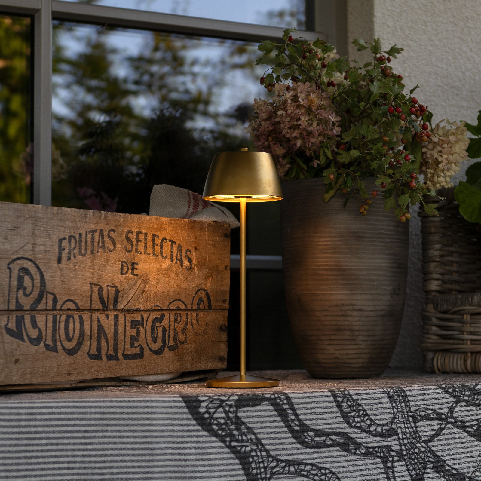 LED tafellamp op accu Eze, matgoud, 32 cm, IP54, USB