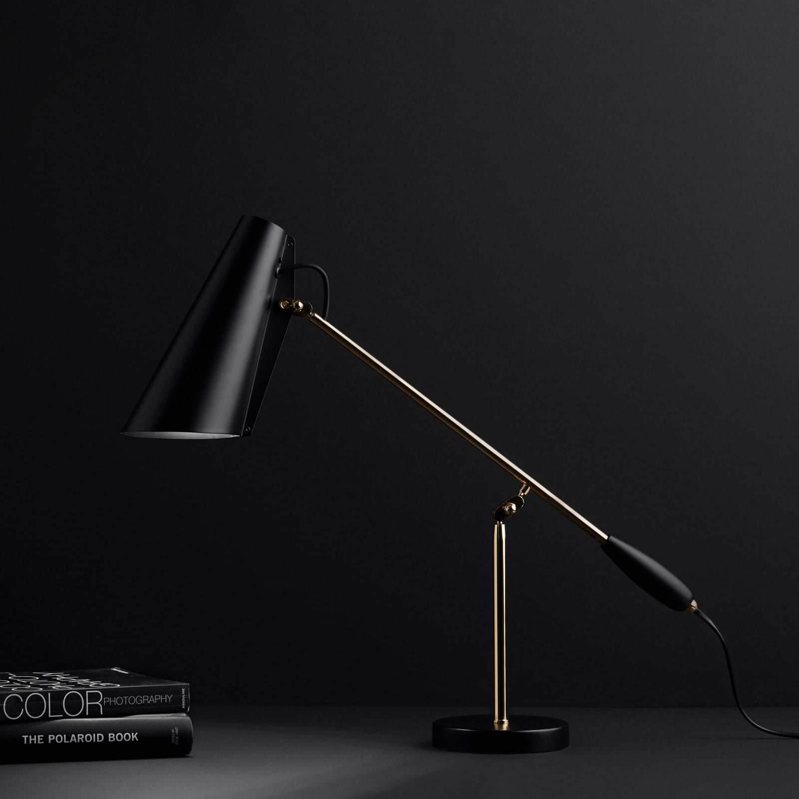 Bordlampen Birdy i retrodesign i svart/messing