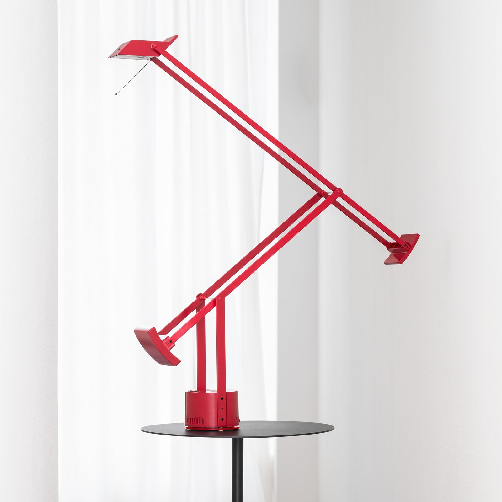 Artemide Tizio LED-designerbordslampa, röd