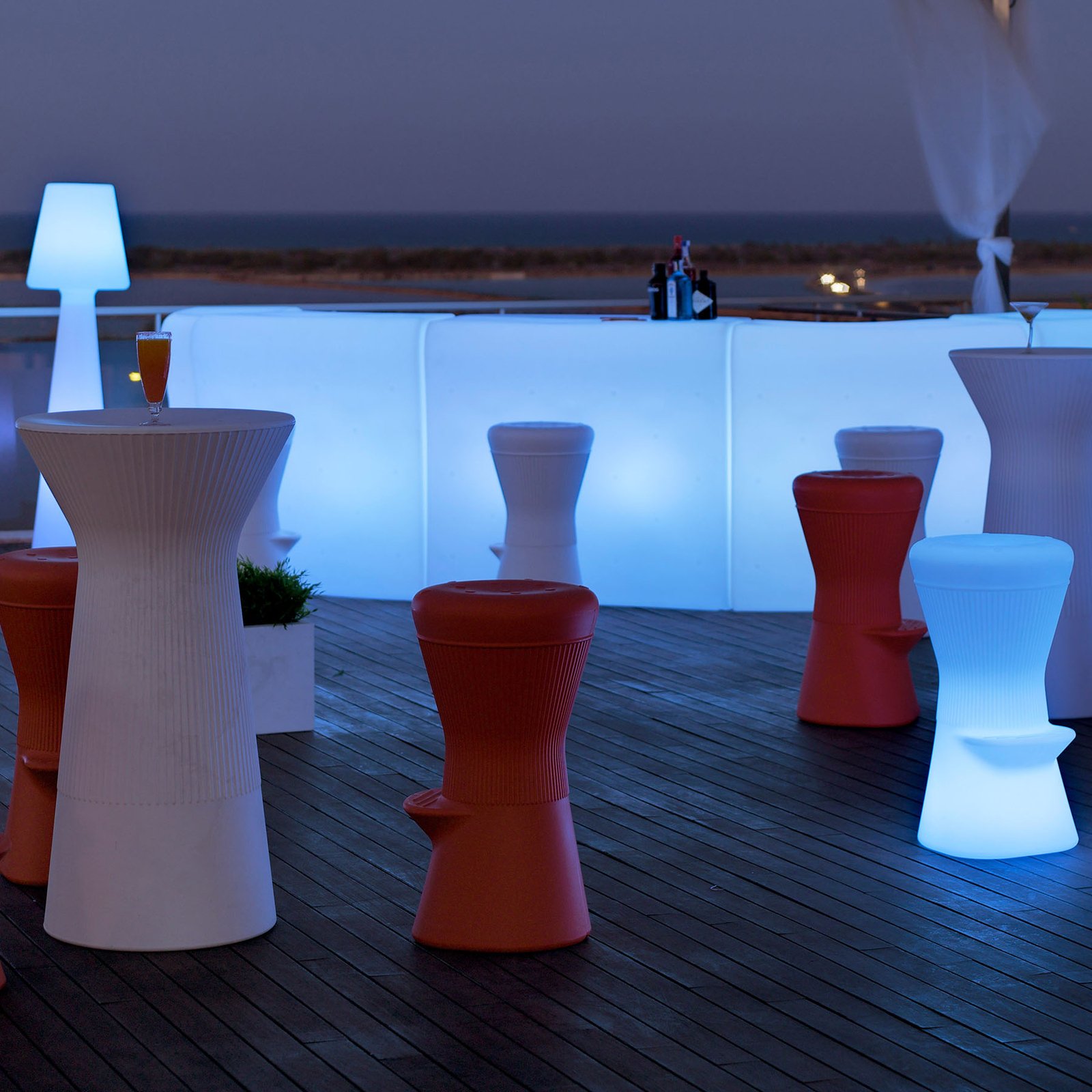 Newgarden Capri LED-Stehtisch 110 cm hoch + Akku