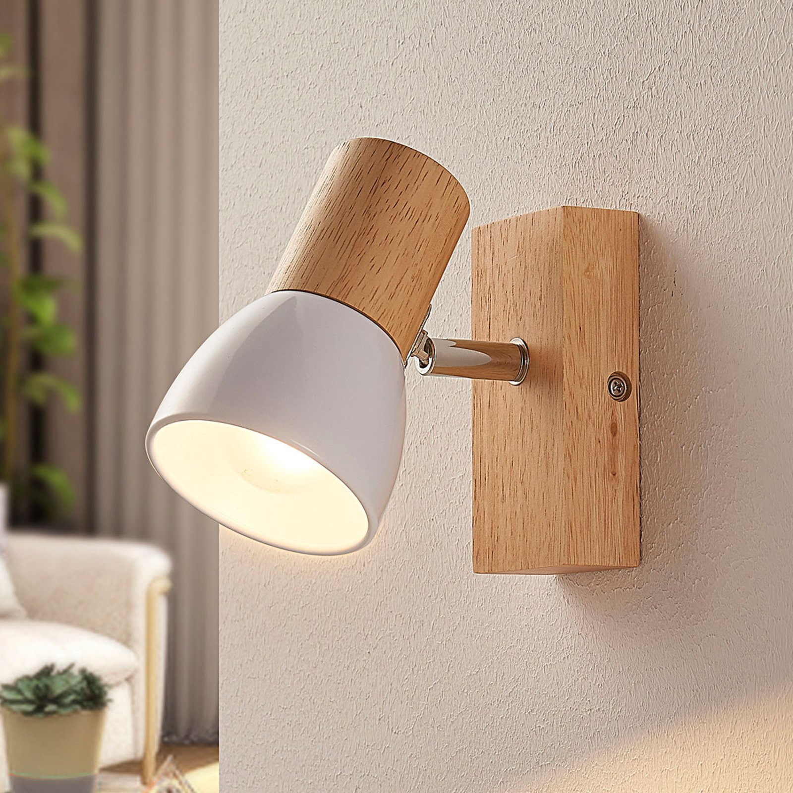 Mooie houten spot met witte metalen kap Lampen24.nl