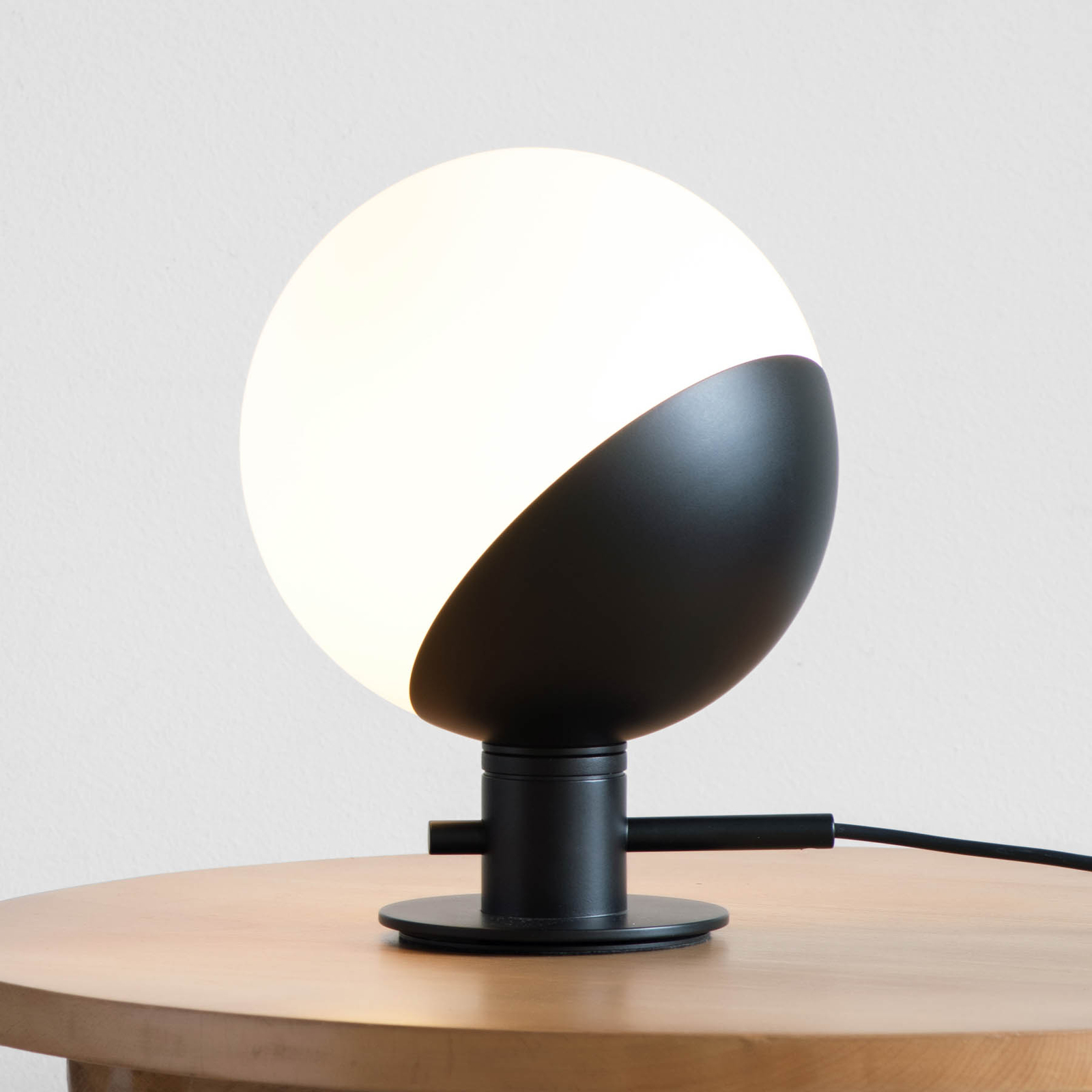 GRUPA Baluna table lamp with a small foot