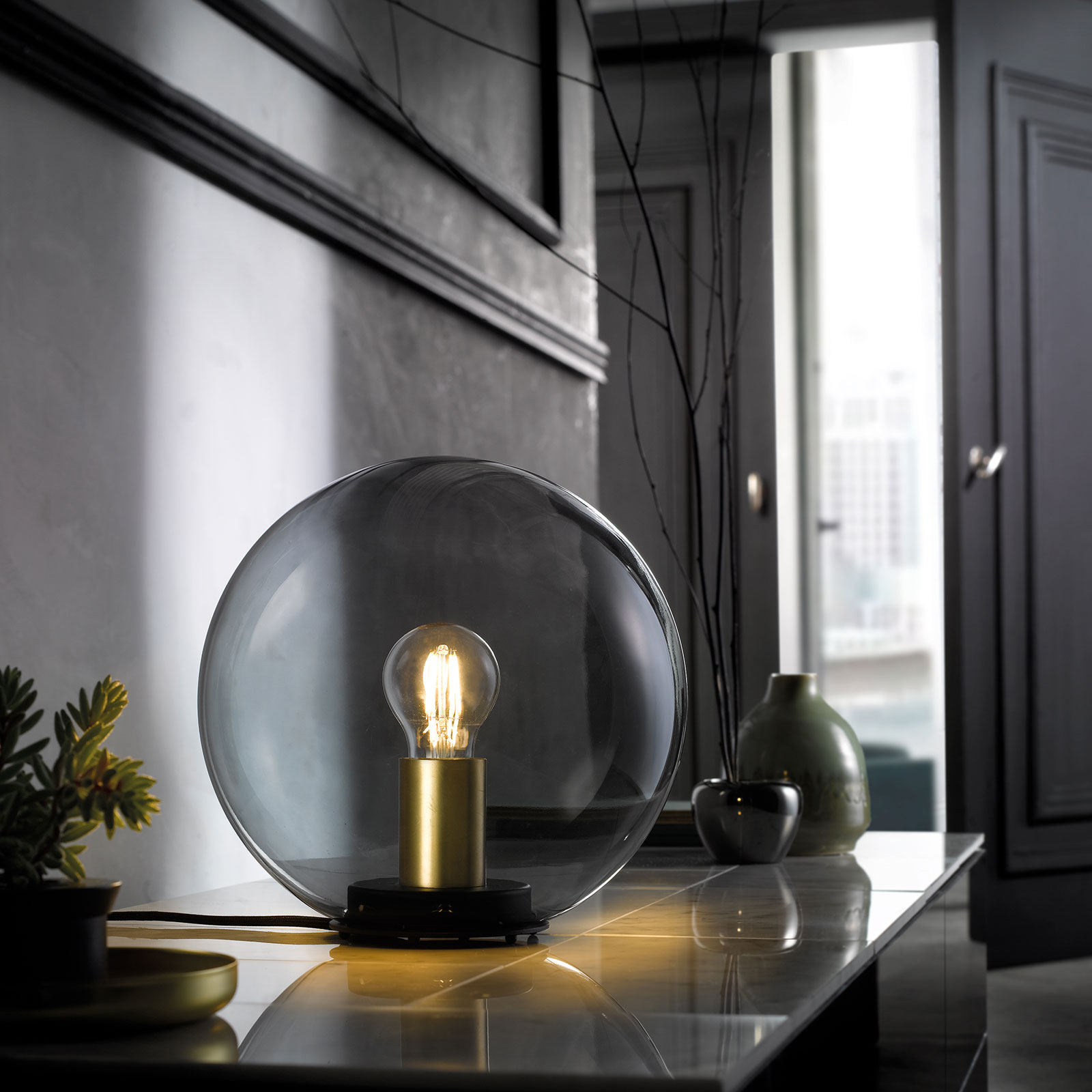 Dini table lamp with spherical glass shade