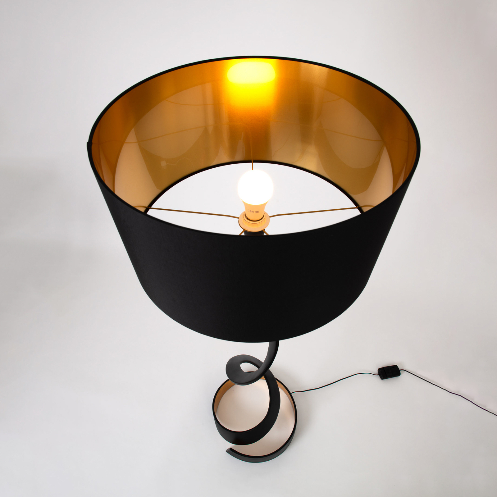 Lampe sur pied Vortice, noir/or, hauteur 157 cm, fer