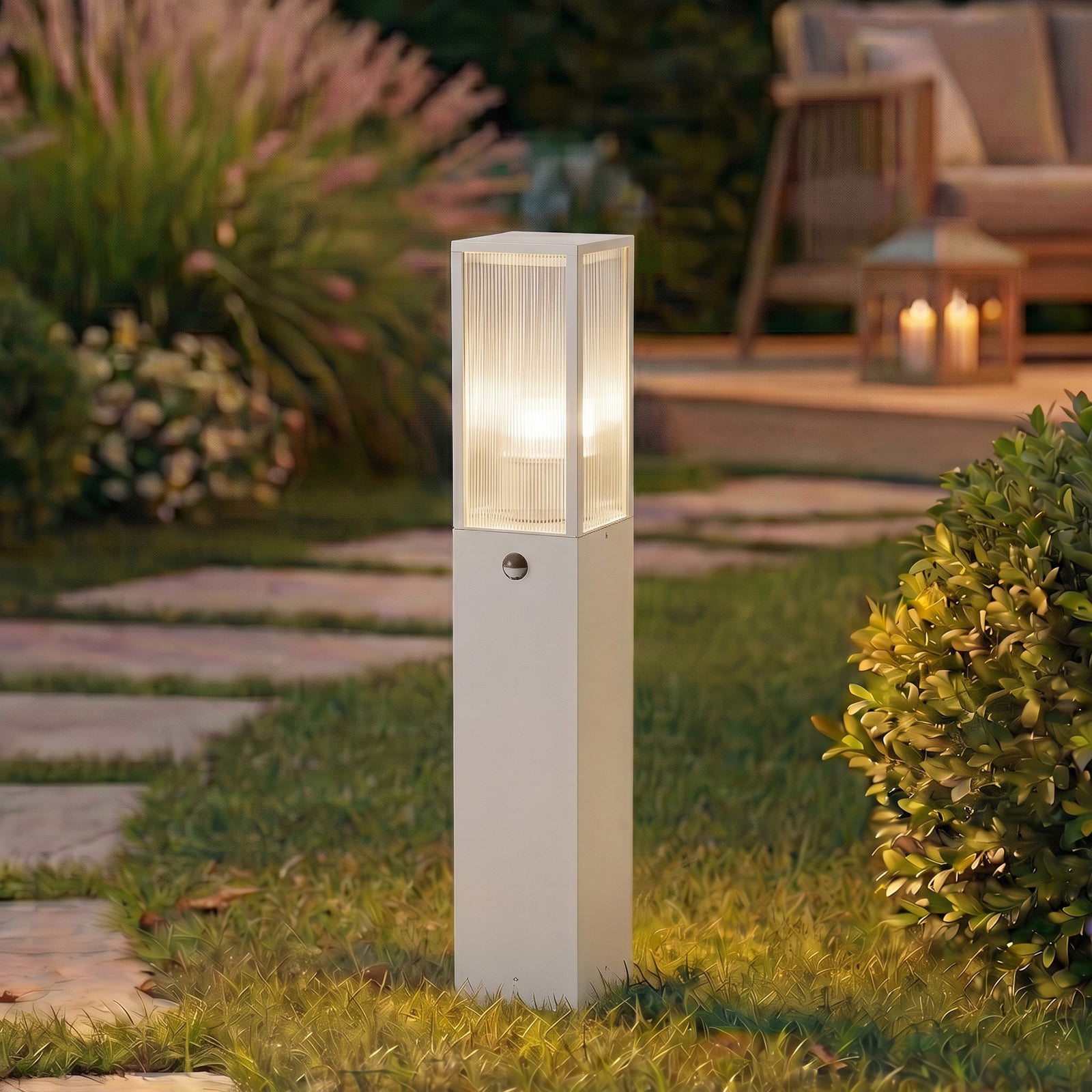 Lindby Wegeleuchte Peldar, hellgrau/geriffelt, 80 cm, Sensor