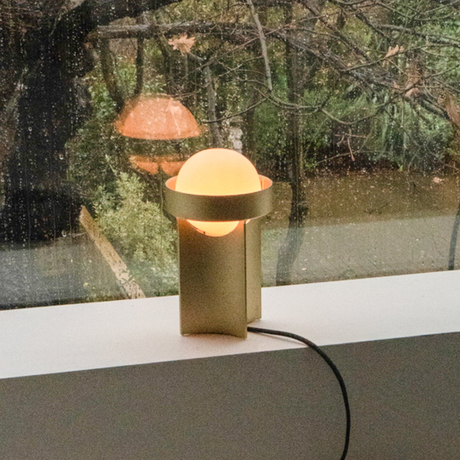 Candeeiro de mesa Tala Loop pequeno, alumínio, globo LED III, dourado