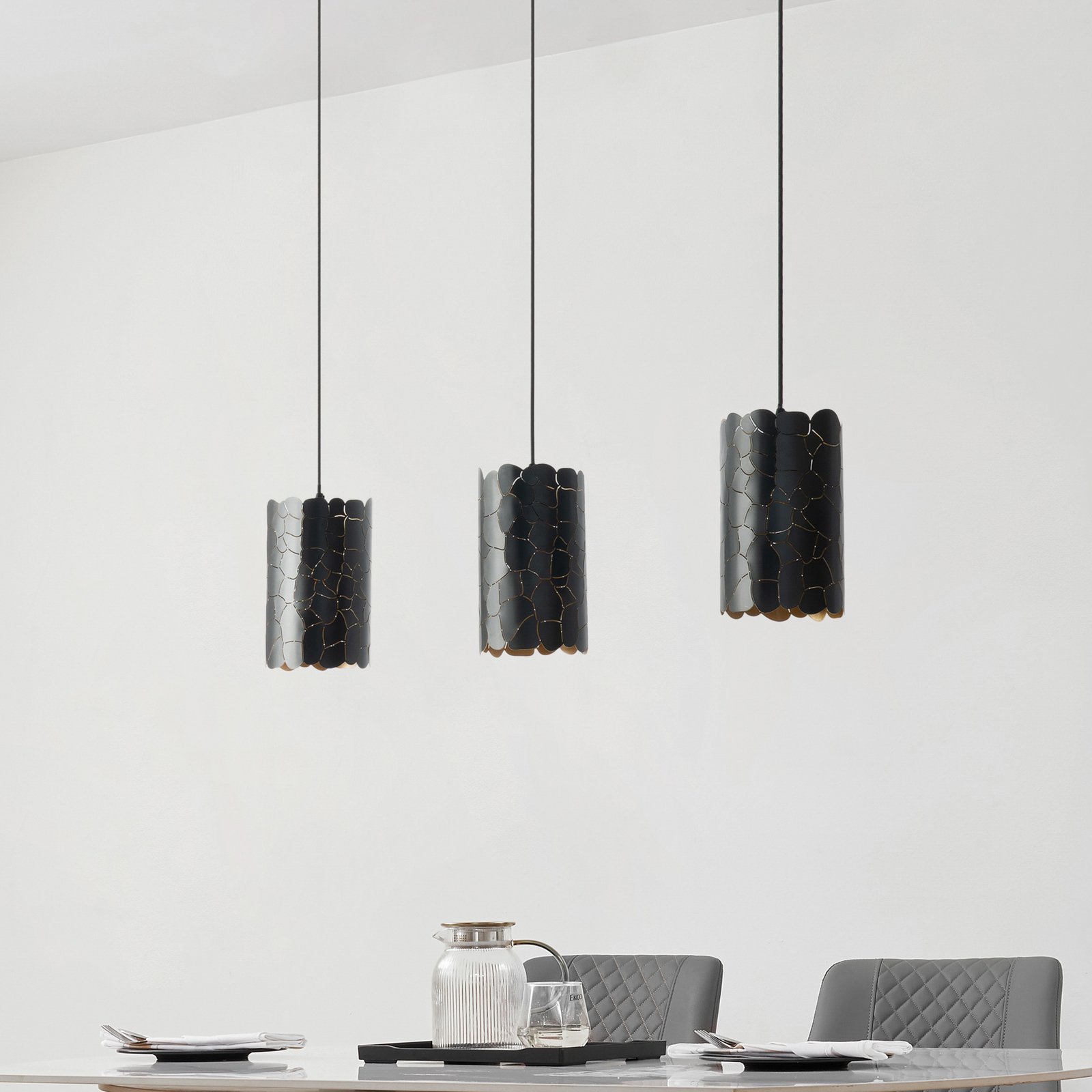 Candeeiro suspenso Lindby Aralena, preto/dourado, 3 lâmpadas, comprimento93cm