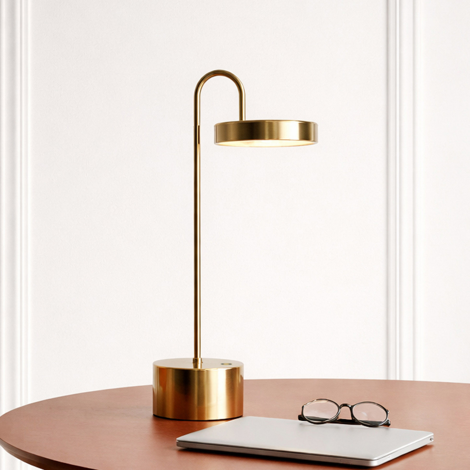 Lampa stołowa LED na akumulator Dyberg Larsen MOOVELIGHT, mosiężna, 35 cm Lampa stołowa LED na akumulator Dyberg Larsen MOOVELIGHT, mosiężna, 35 cm