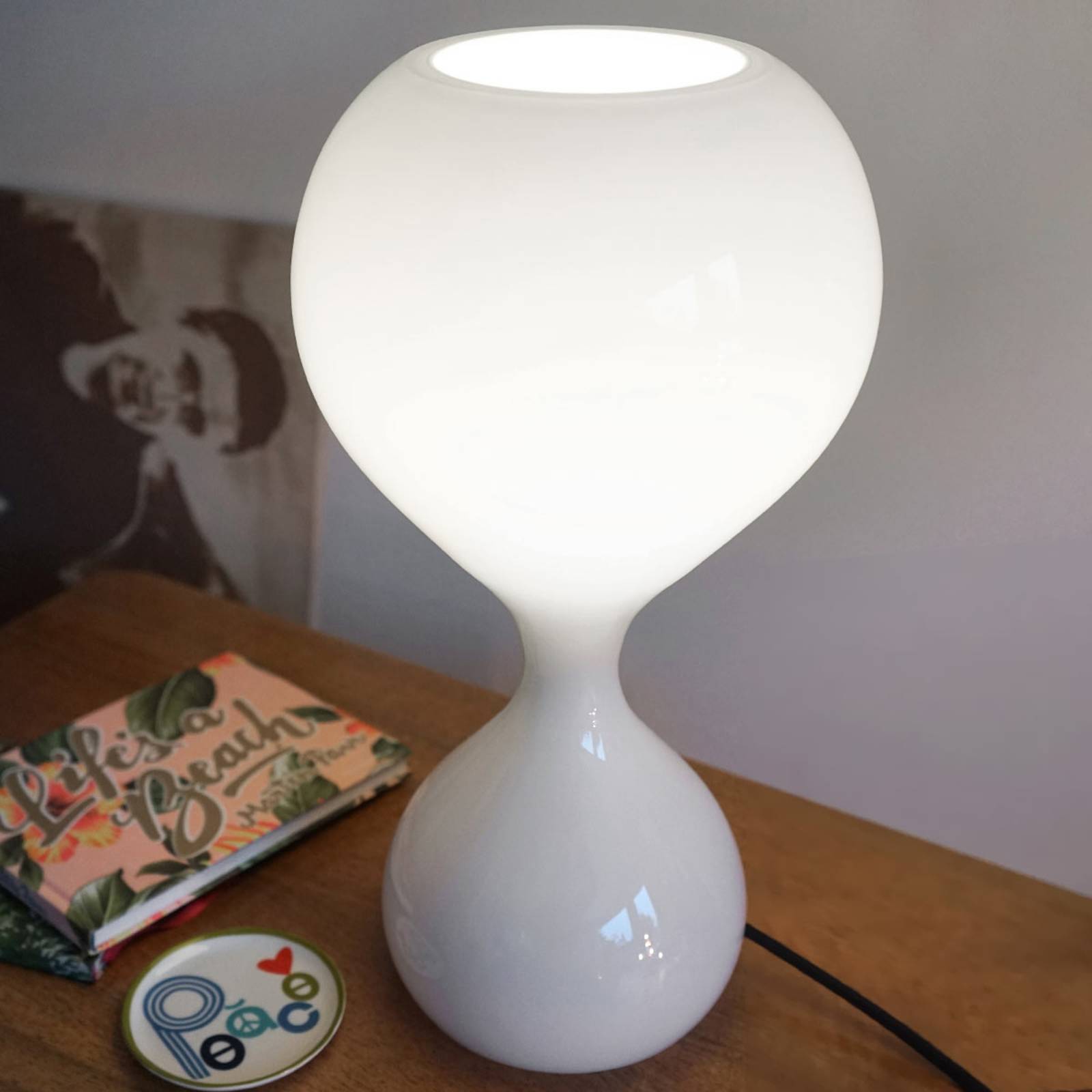 next Blubb – glasbordlampe opal/sort ledning