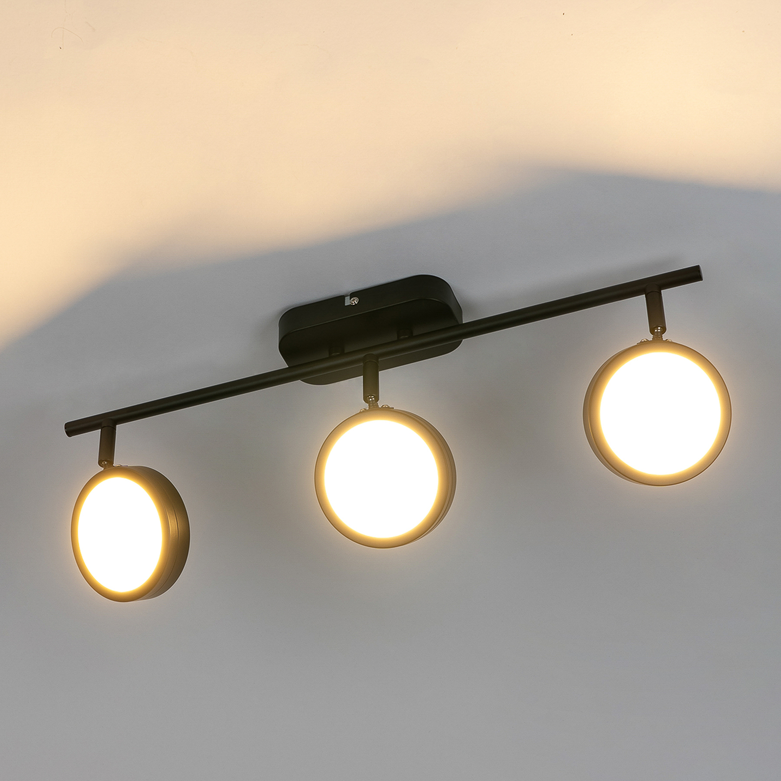 Lindby spotlight Neros, svart, 3-lys, 55 cm, CCT, jern