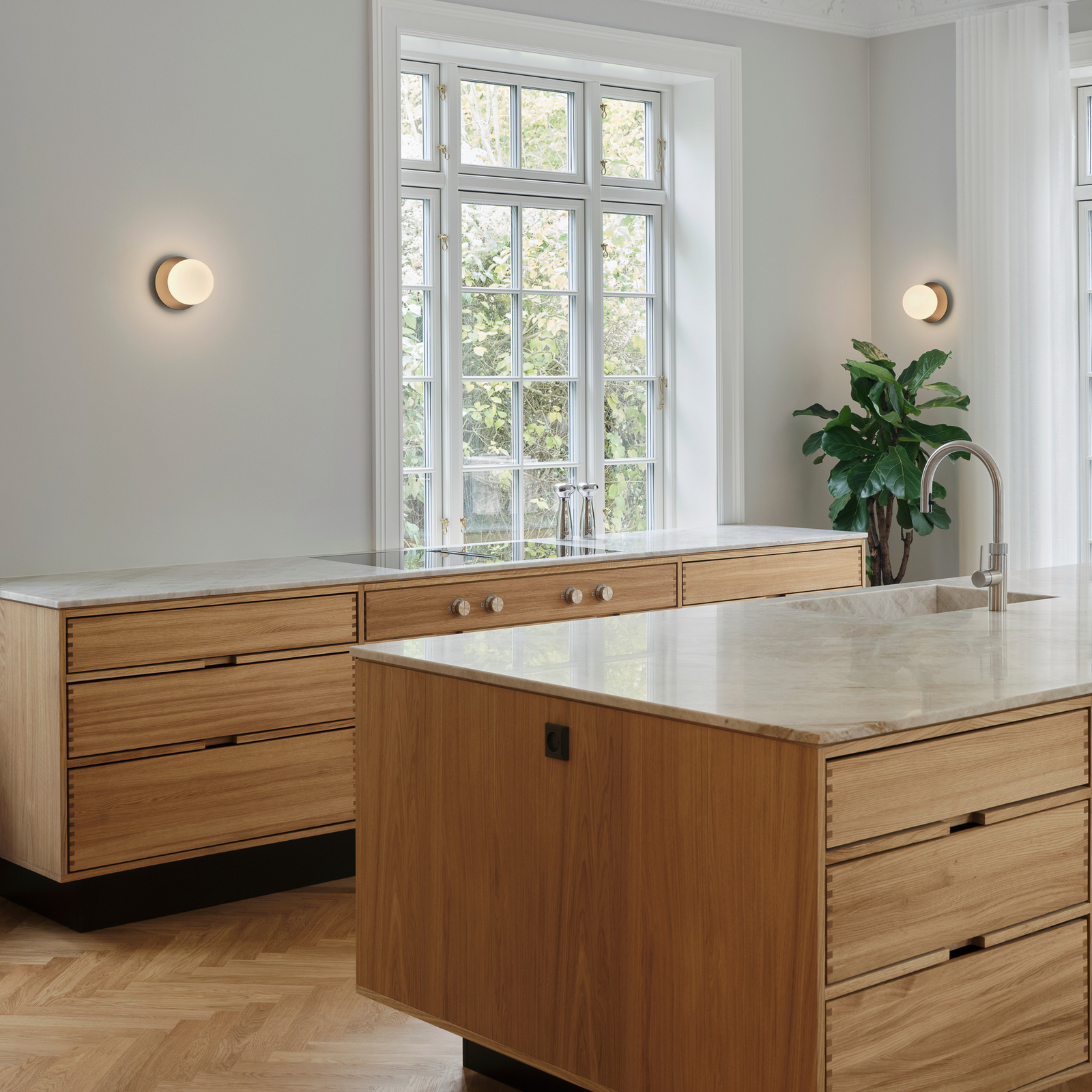 Liila 1 Medium Wandleuchte, bronze/opal, IP 44, G9 - Nuura