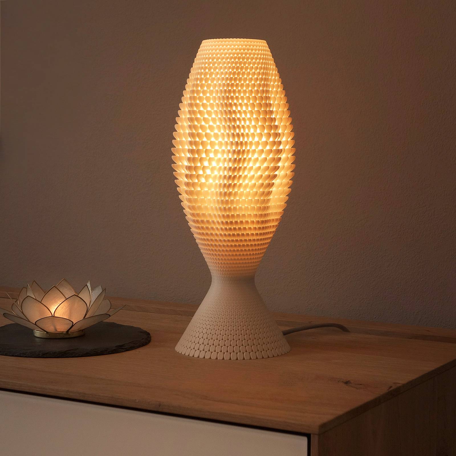 Tagwerk koral asztali lámpa organikus anyagból, vászonból, 33 cm