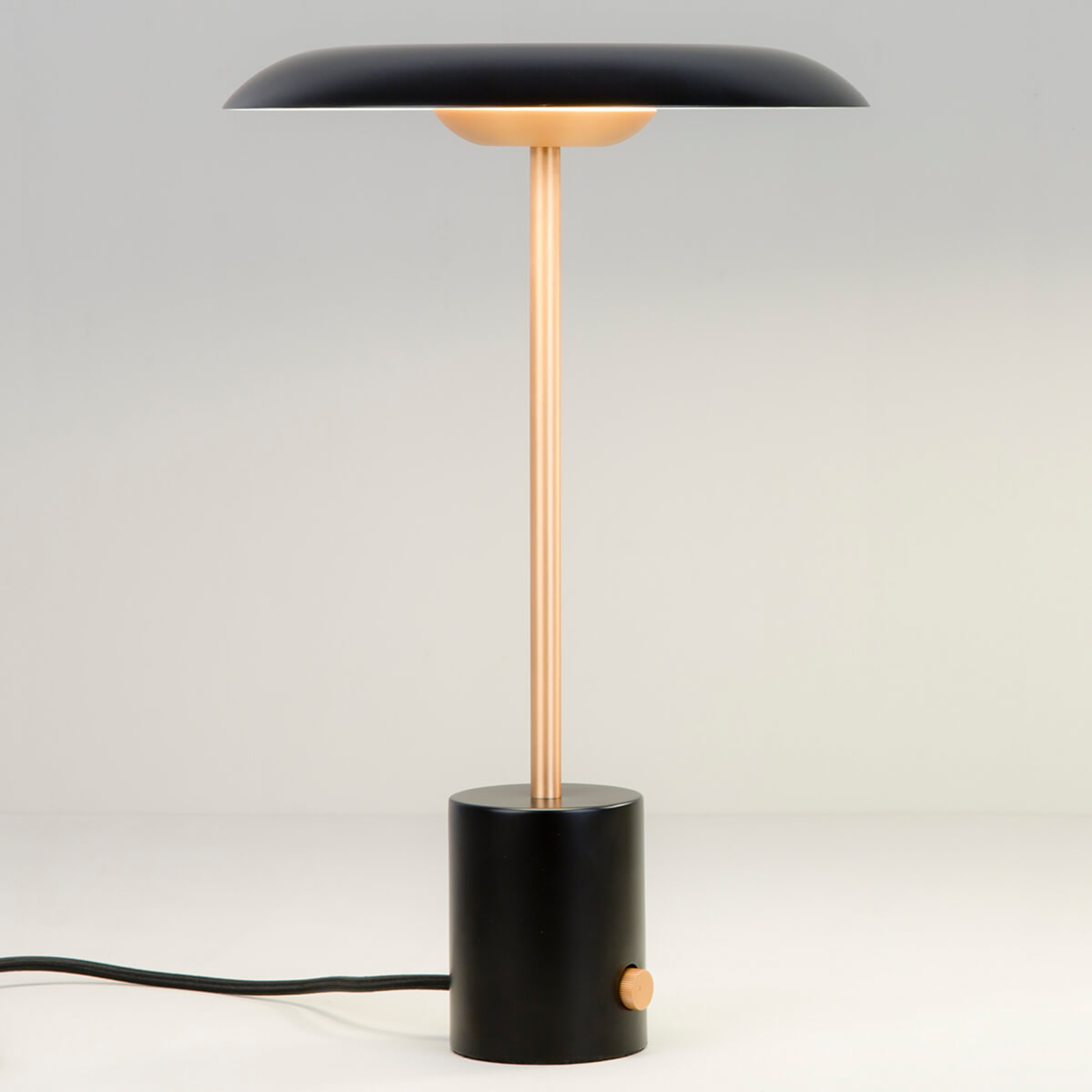 Candeeiro de mesa LED Hoshi com regulador de intensidade, preto-cobre
