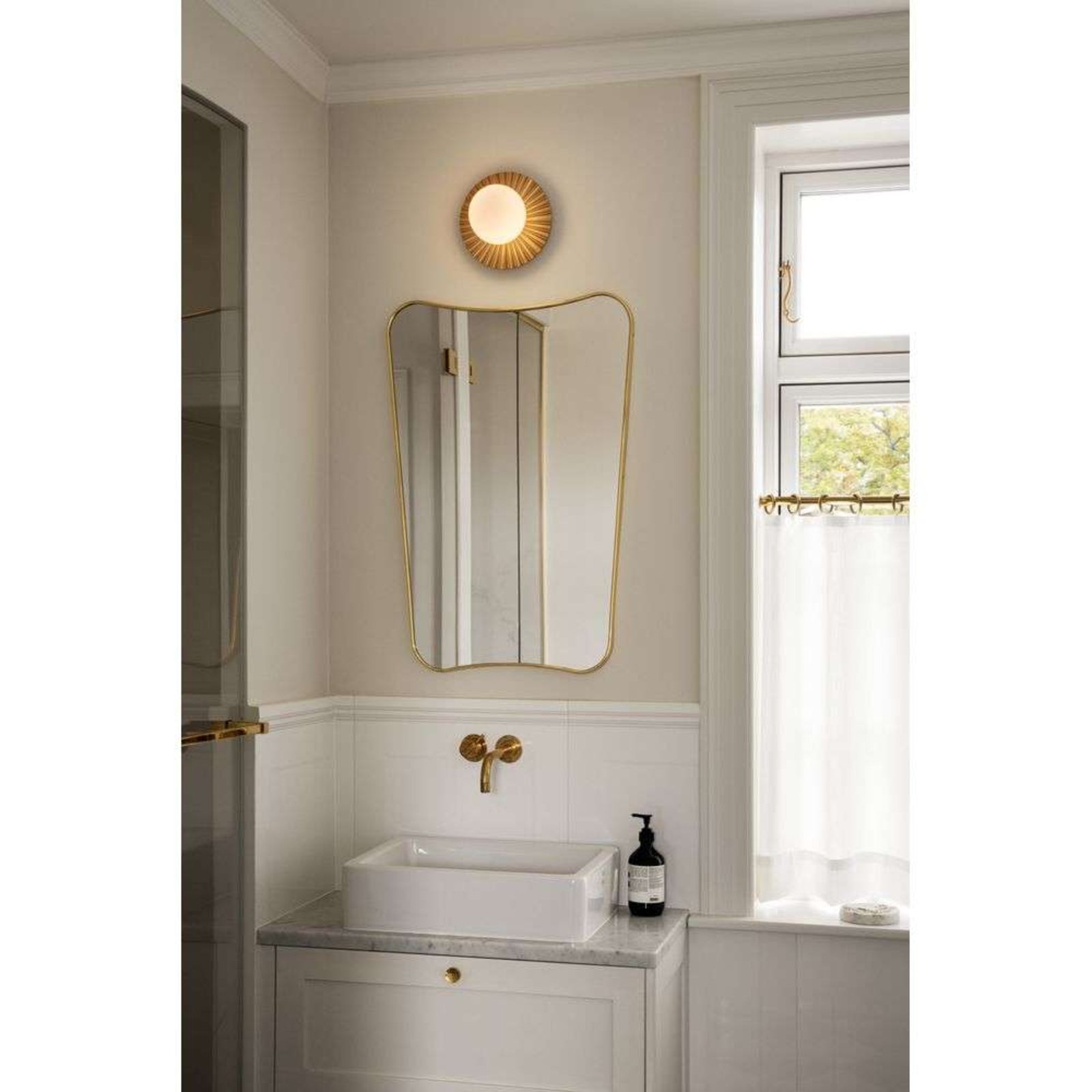 Candeeiro de parede Nuura Liila Muuse, Ø 20 cm, IP44, dourado/ópalo