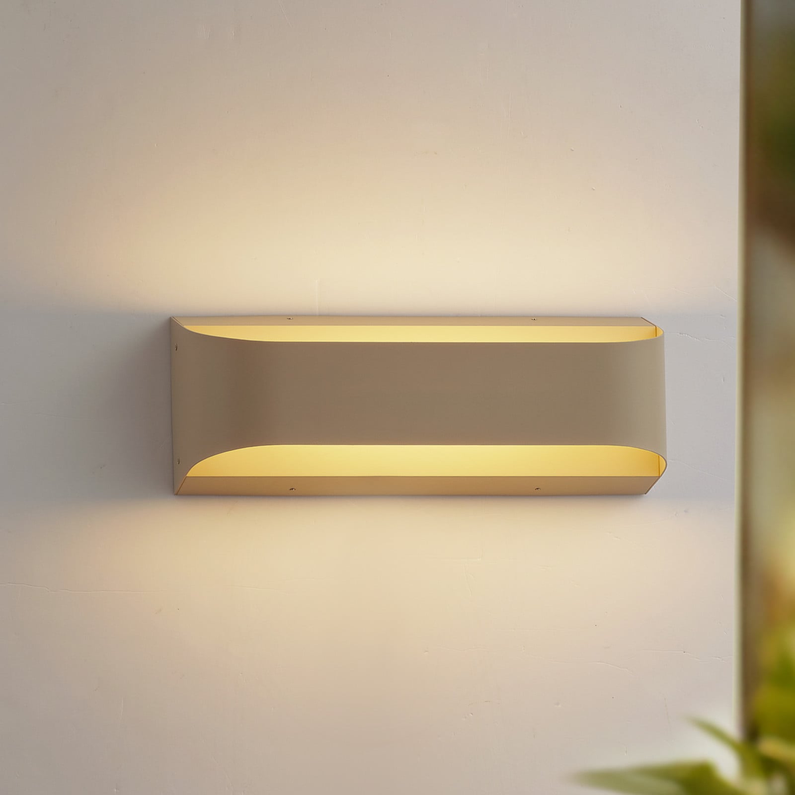 Lenore LED-utomhusv&auml;gglampa bredd 36,5 cm beige Lindby - Balkong - Modern - Aluminium - Med en ljusk&auml;lla