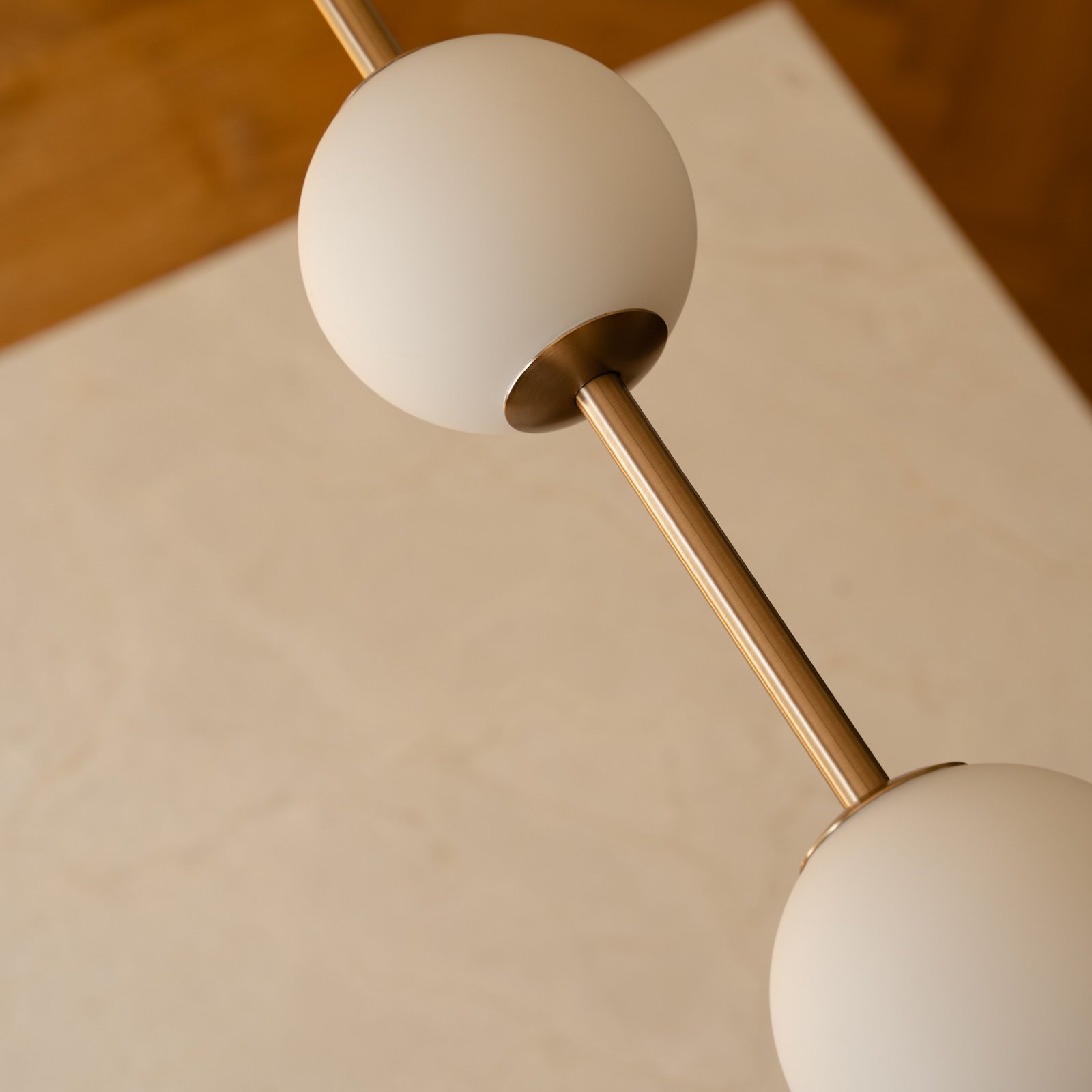 Audrey LINEAR LED-riippuvalaisin, messinki, 118 cm, 4-lamppuinen - UMAGE