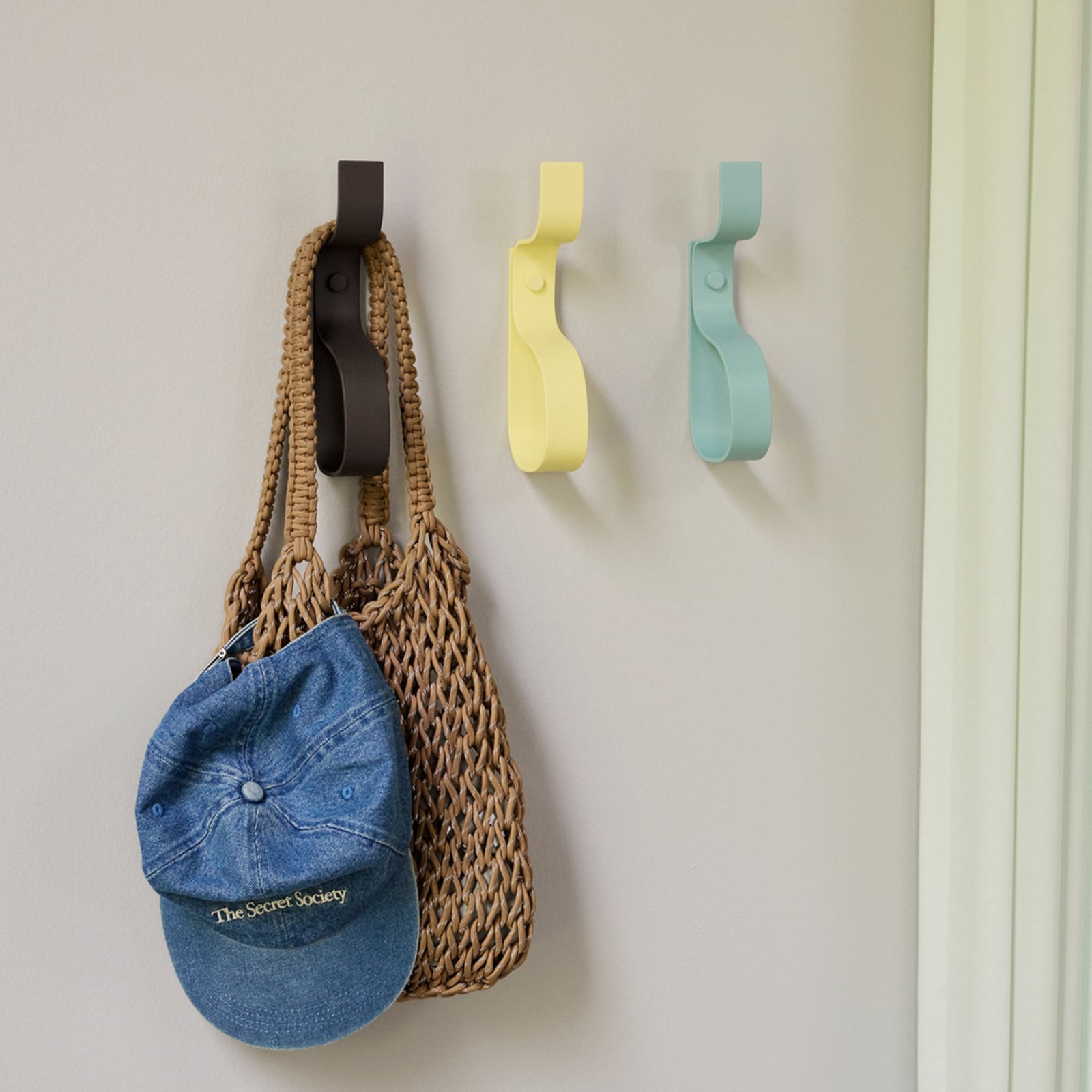 Kabyklos kabliukas „Nami“, tamsiai rudos spalvos, aukštis 20 cm, geležinis