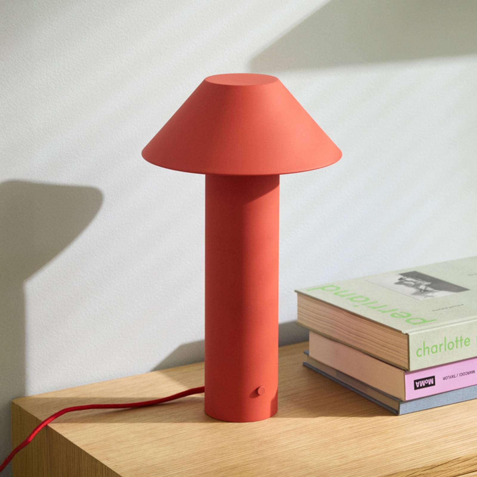Hübsch Lampe à poser LED Tower, rouge, hauteur 32 cm, métal