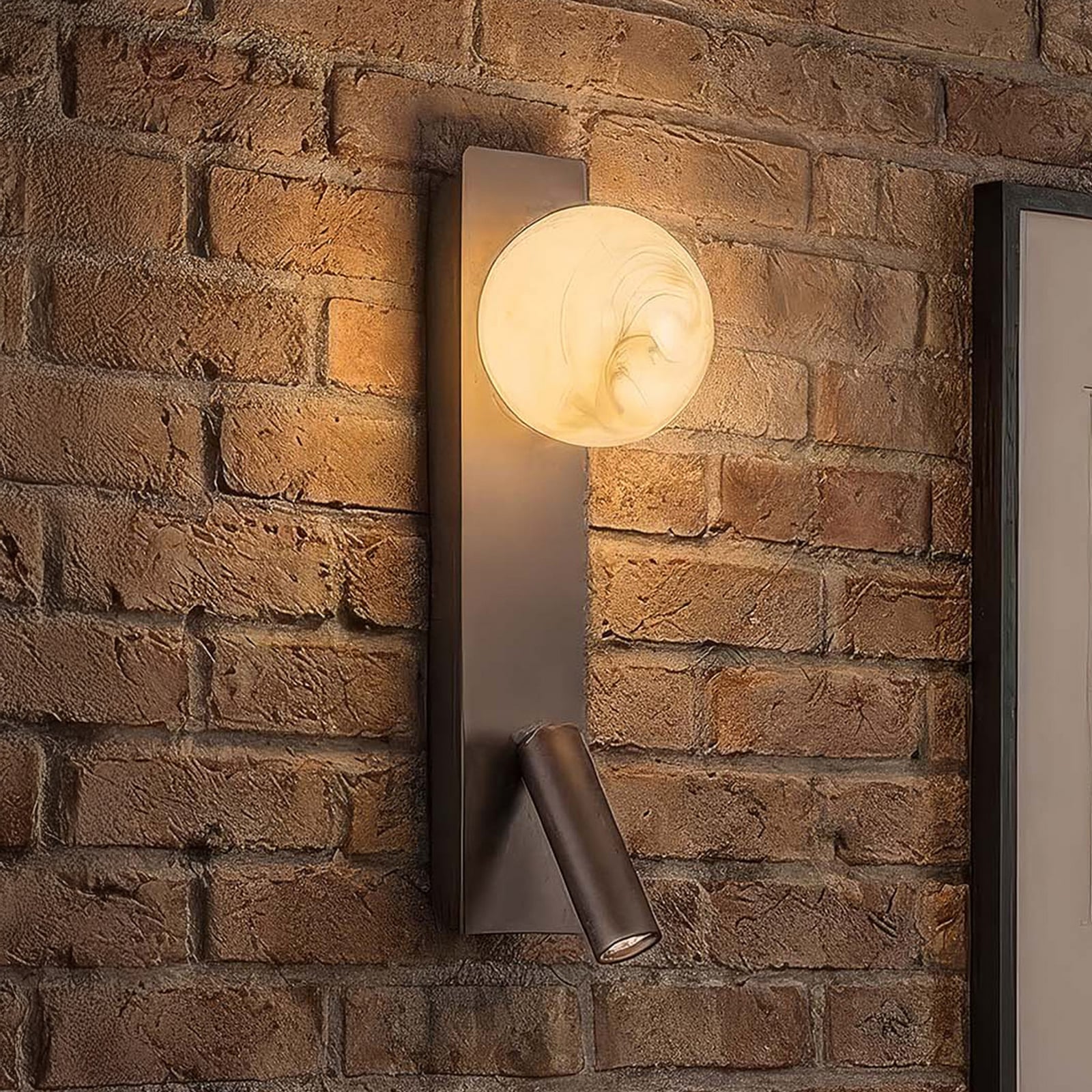 Wandleuchte Carrara mit Glaskugel und LED-Leselampe, braun