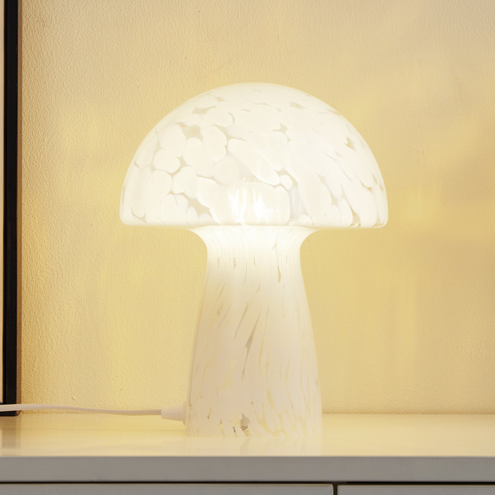 Lindby table lamp Hubi, white, glass, Ø 22 cm, mushroom shape