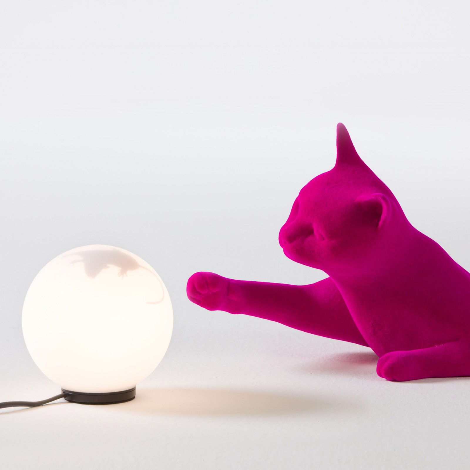 Karman table lamp Maoo, ceramic fuchsia, glass, cat figurine