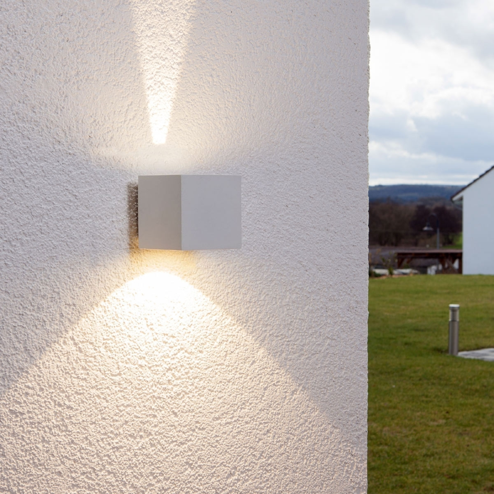 Jarno hvit utendørs LED-vegglampe, terningform