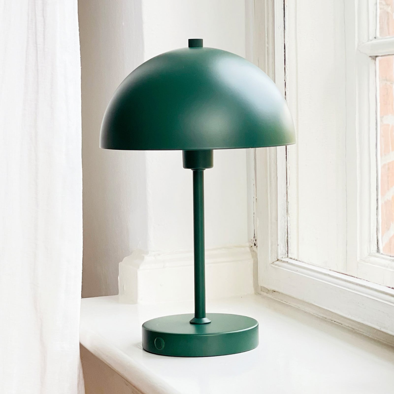 Stockholm LED-batteridriven bordslampa, m&ouml;rkgr&ouml;n Dyberg Larsen - Vardagsrum - Skandinavisk - Metall - Med en ljusk&auml;lla