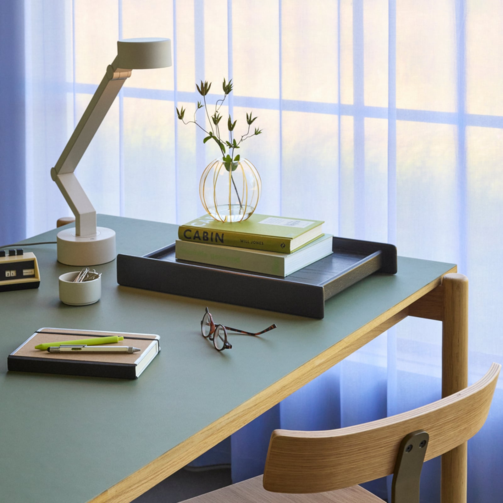 Vassoio Less nero, lunghezza 42 cm - Hübsch